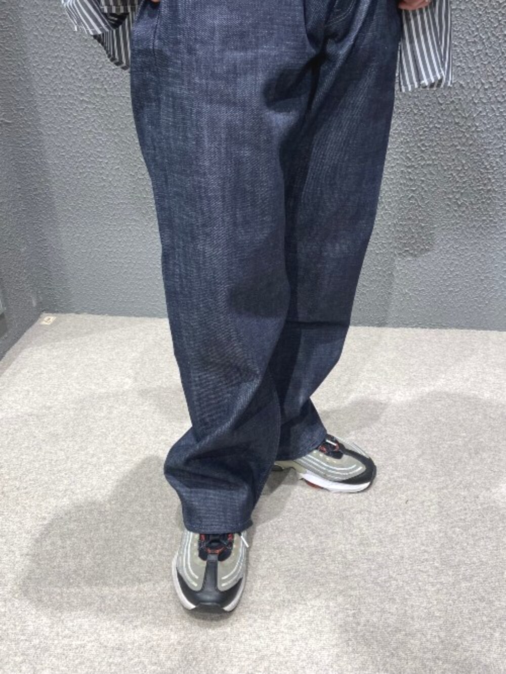 その他のシャツ/ブラウス、ブルー系のデニムパンツを着用したメンズの夏コーディネートの2枚目の写真