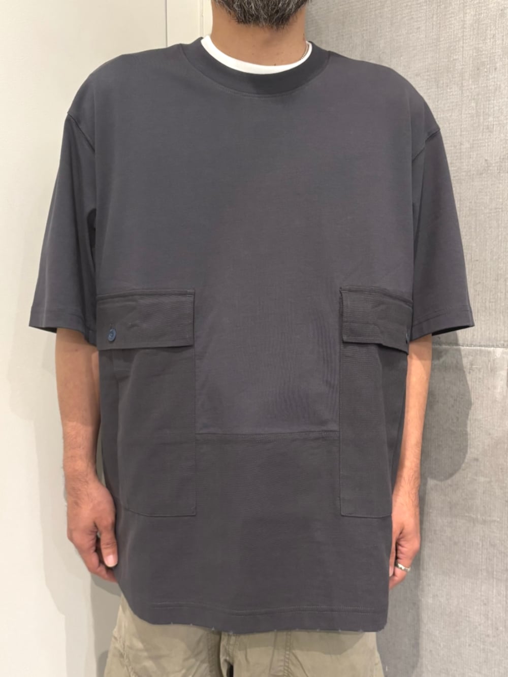 グレー系のTシャツ/カットソー、ベージュ系のその他パンツ、グレー系のキャップを着用したメンズの夏コーディネートの2枚目の写真