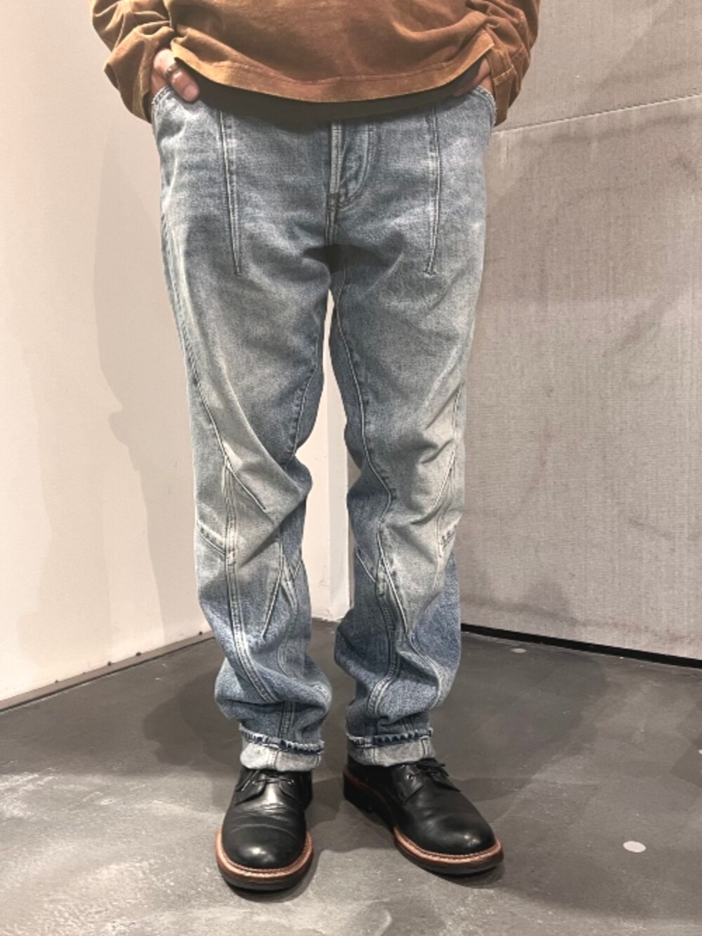 ブラウン系のTシャツ/カットソー、ブルー系のデニムパンツを着用したメンズの夏コーディネートの2枚目の写真