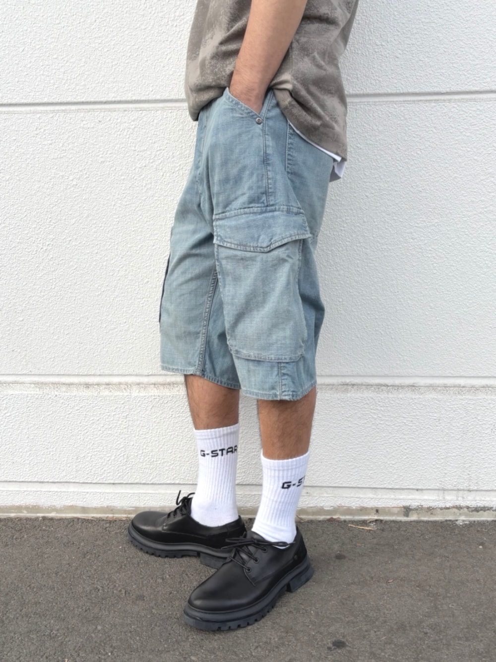 ブルー系のその他パンツ、グレー系のTシャツ/カットソー、ブラック系のドレスシューズを着用したメンズの夏コーディネートの2枚目の写真