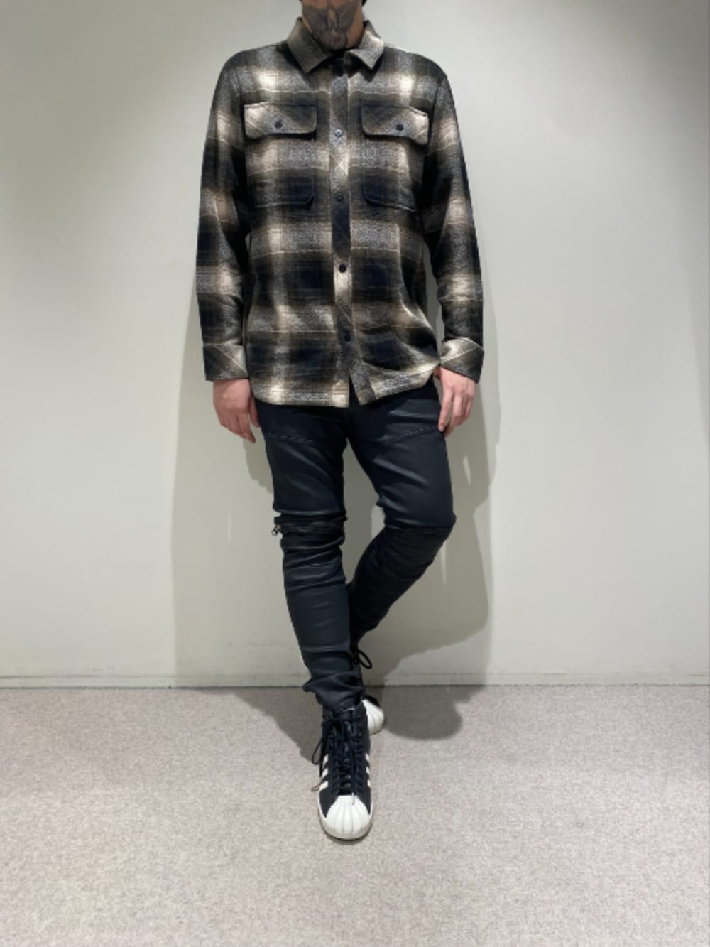 その他のシャツ/ブラウス、ブラック系のデニムパンツを着用したメンズの秋コーディネートの3枚目の写真