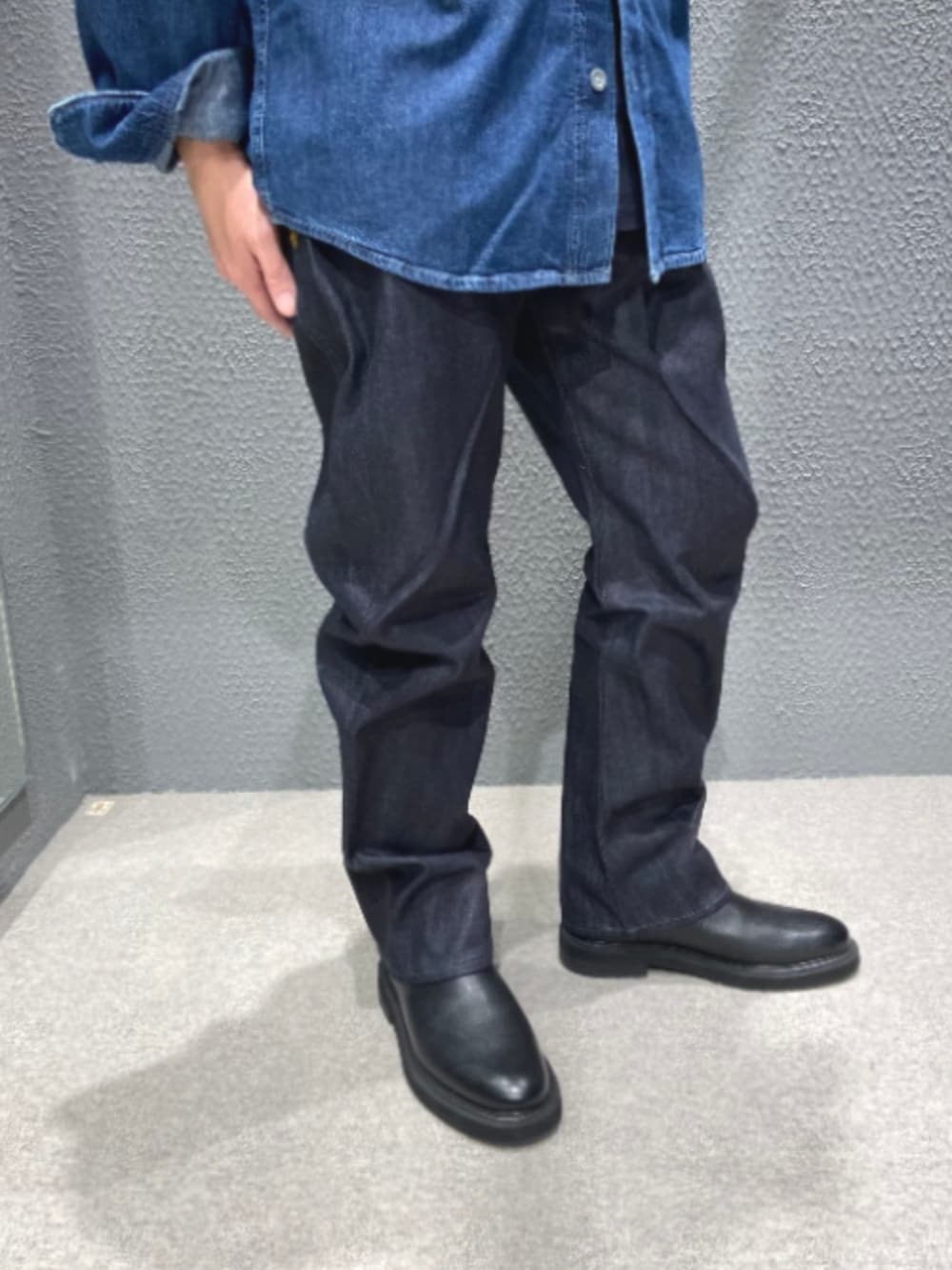 ブルー系のシャツ/ブラウス、ブルー系のデニムパンツを着用したメンズの秋コーディネートの2枚目の写真