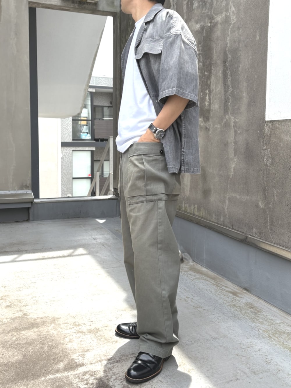 グレー系のシャツ/ブラウス、ホワイト系のTシャツ/カットソー、グリーン系のチノパンツを着用したメンズの夏コーディネートの2枚目の写真