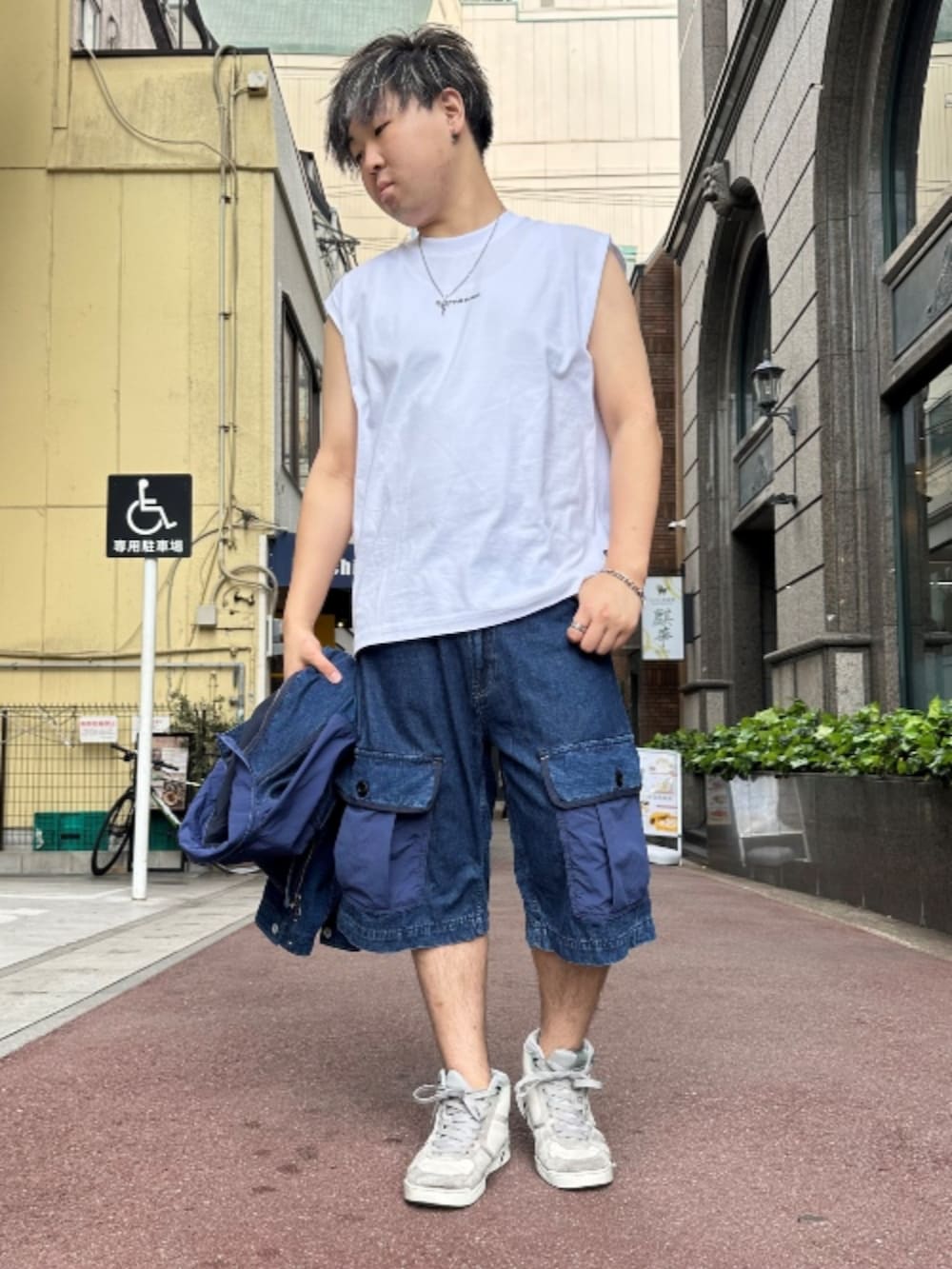 ブルー系のデニムジャケット、ホワイト系のTシャツ/カットソー、ブルー系のその他パンツを着用したメンズの夏コーディネートの3枚目の写真
