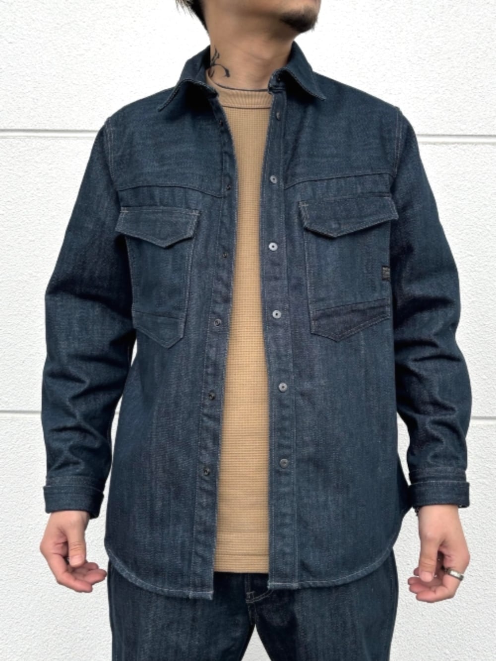 ブルー系のデニムパンツ、ブルー系のシャツ/ブラウスを着用したメンズの春コーディネートの2枚目の写真