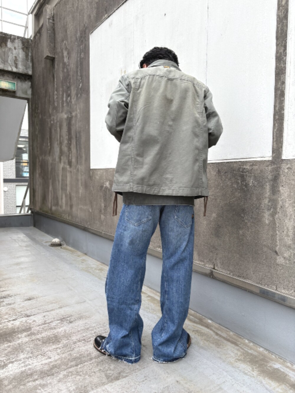 グリーン系のシャツ/ブラウス、ホワイト系のTシャツ/カットソー、ブルー系のデニムパンツを着用したメンズの春コーディネートの2枚目の写真