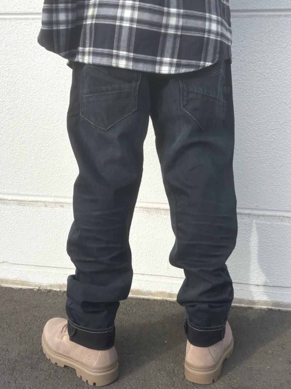 ホワイト系のTシャツ/カットソー、ブルー系のシャツ/ブラウス、ブルー系のデニムパンツを着用したメンズの秋コーディネートの2枚目の写真