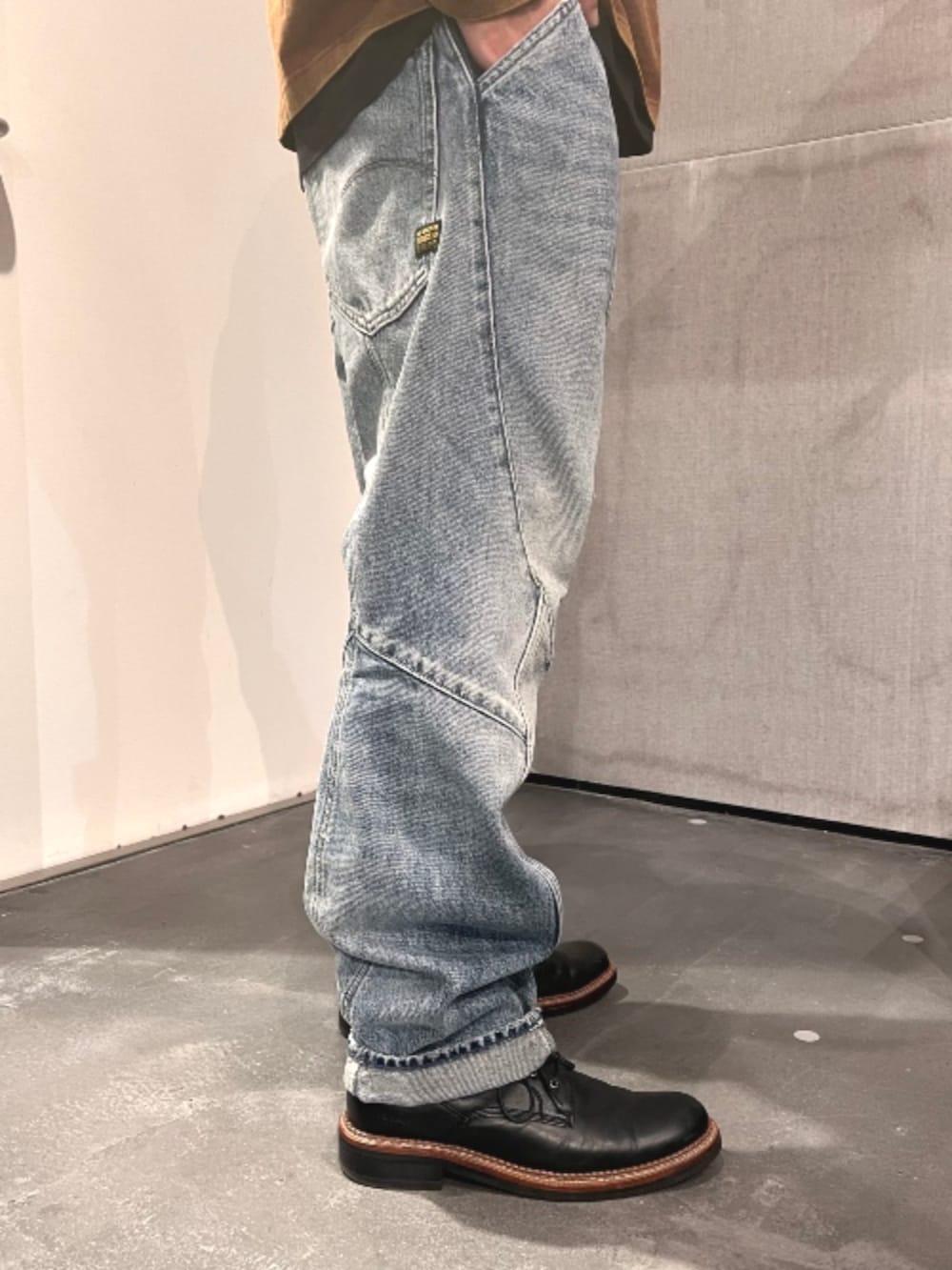 ブラウン系のTシャツ/カットソー、ブルー系のデニムパンツを着用したメンズの夏コーディネートの3枚目の写真