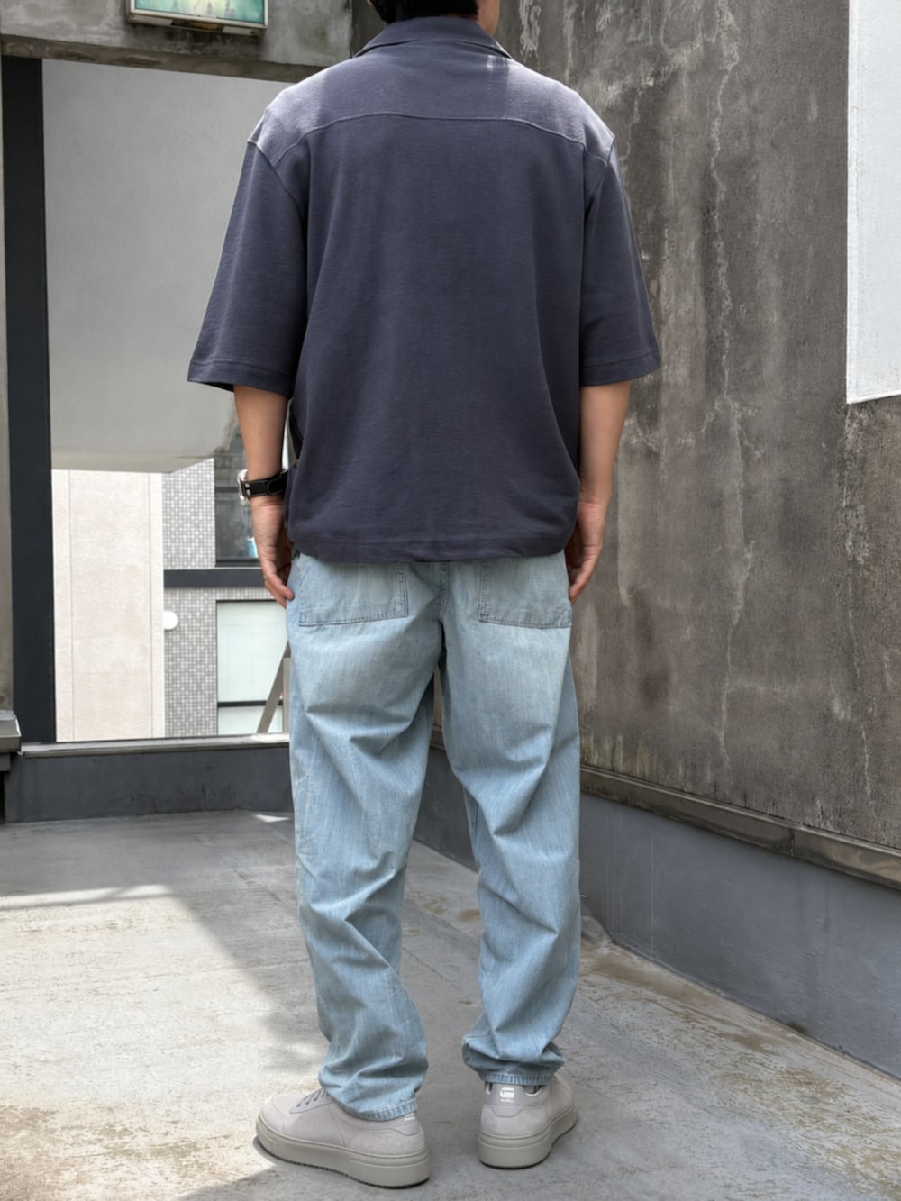 ブルー系のデニムパンツ、グレー系のシャツ/ブラウス、ブラック系のTシャツ/カットソーを着用したメンズの夏コーディネートの2枚目の写真