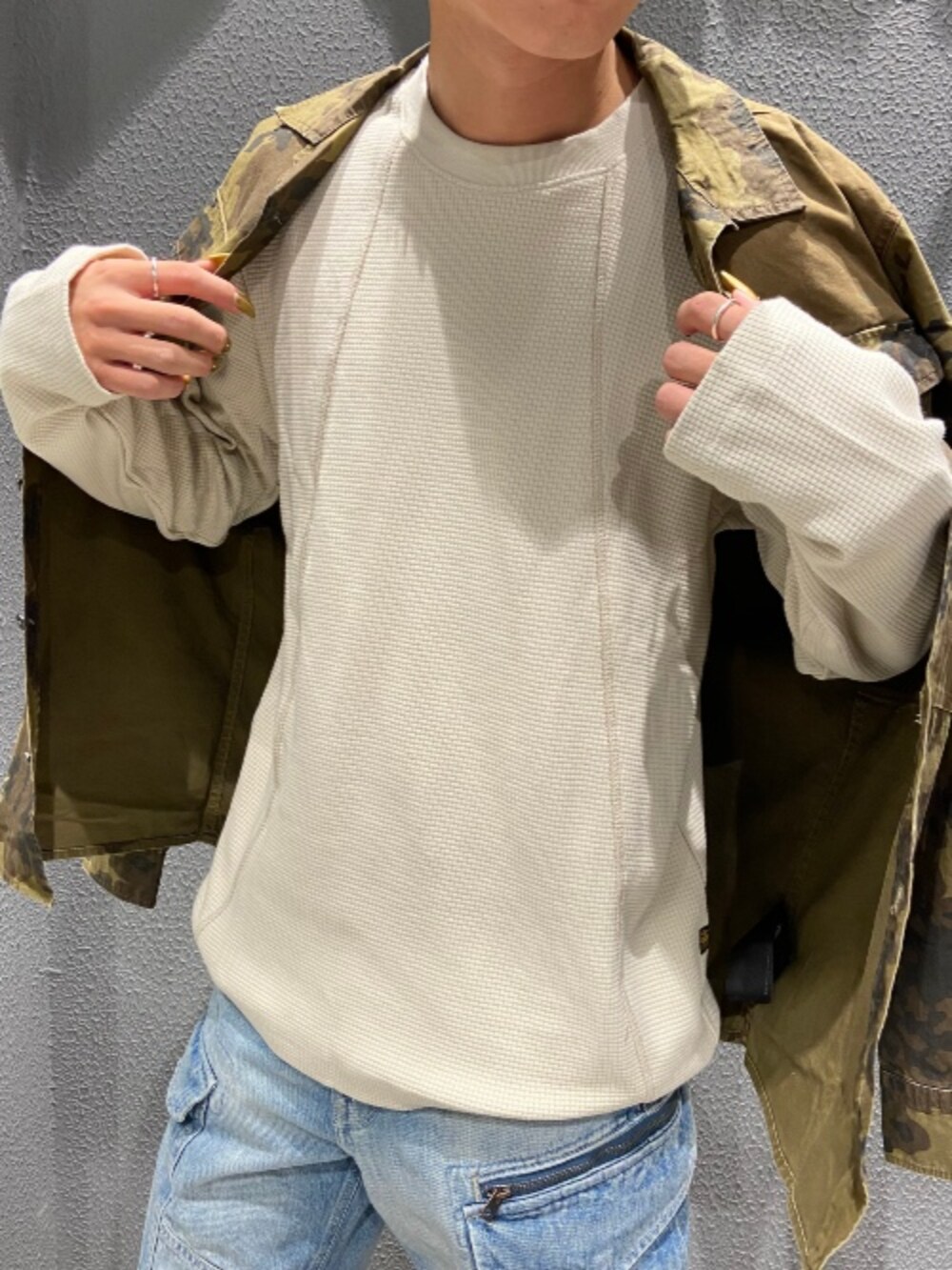 その他のシャツ/ブラウス、ホワイト系のTシャツ/カットソー、ブルー系のデニムパンツを着用したメンズの秋コーディネートの4枚目の写真