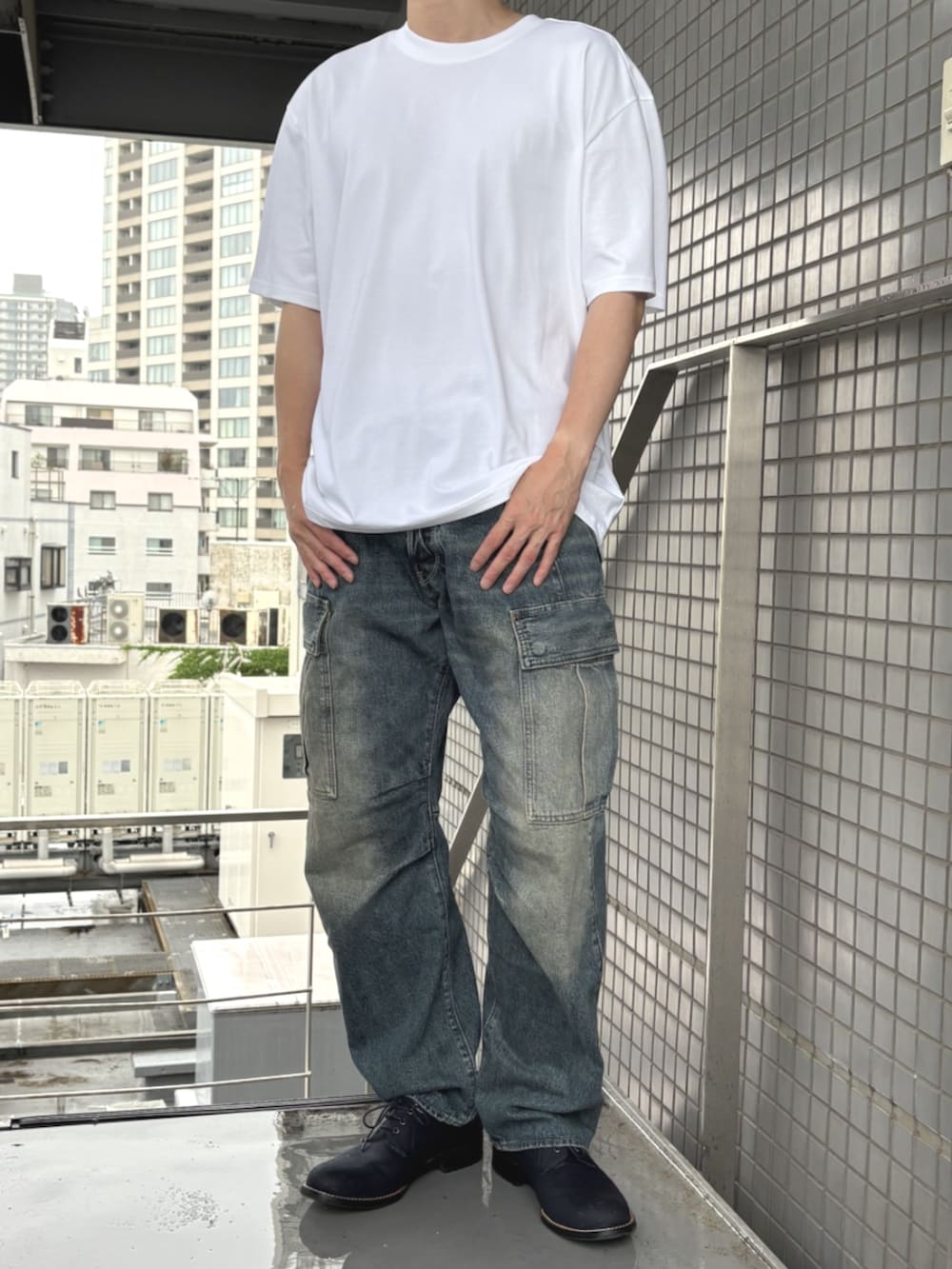 ブルー系のデニムパンツ、ホワイト系のTシャツ/カットソーを着用したメンズの春コーディネートの3枚目の写真