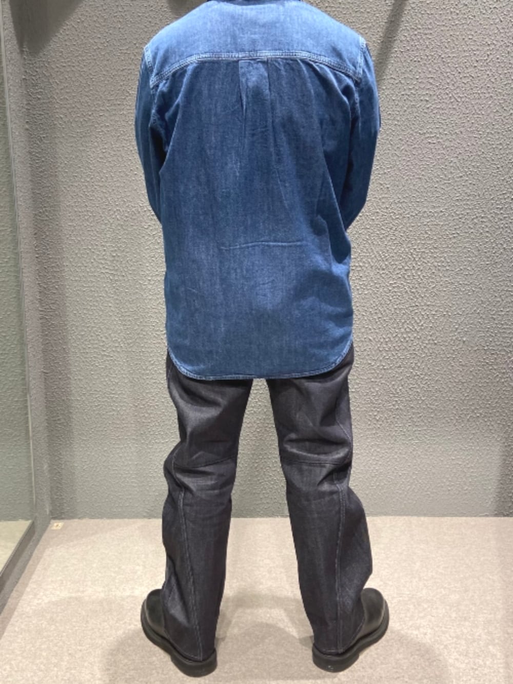 ブルー系のシャツ/ブラウス、ブルー系のデニムパンツを着用したメンズの秋コーディネートの3枚目の写真