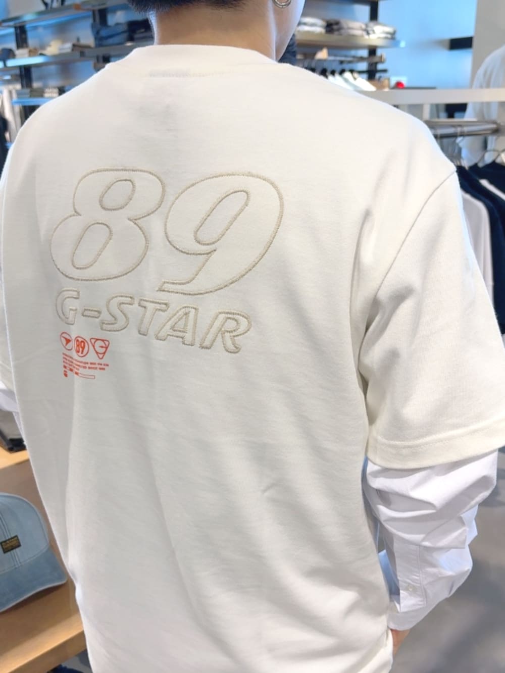 ホワイト系のTシャツ/カットソー、ホワイト系のTシャツ/カットソー、ブルー系のその他パンツを着用したメンズの春コーディネートの3枚目の写真