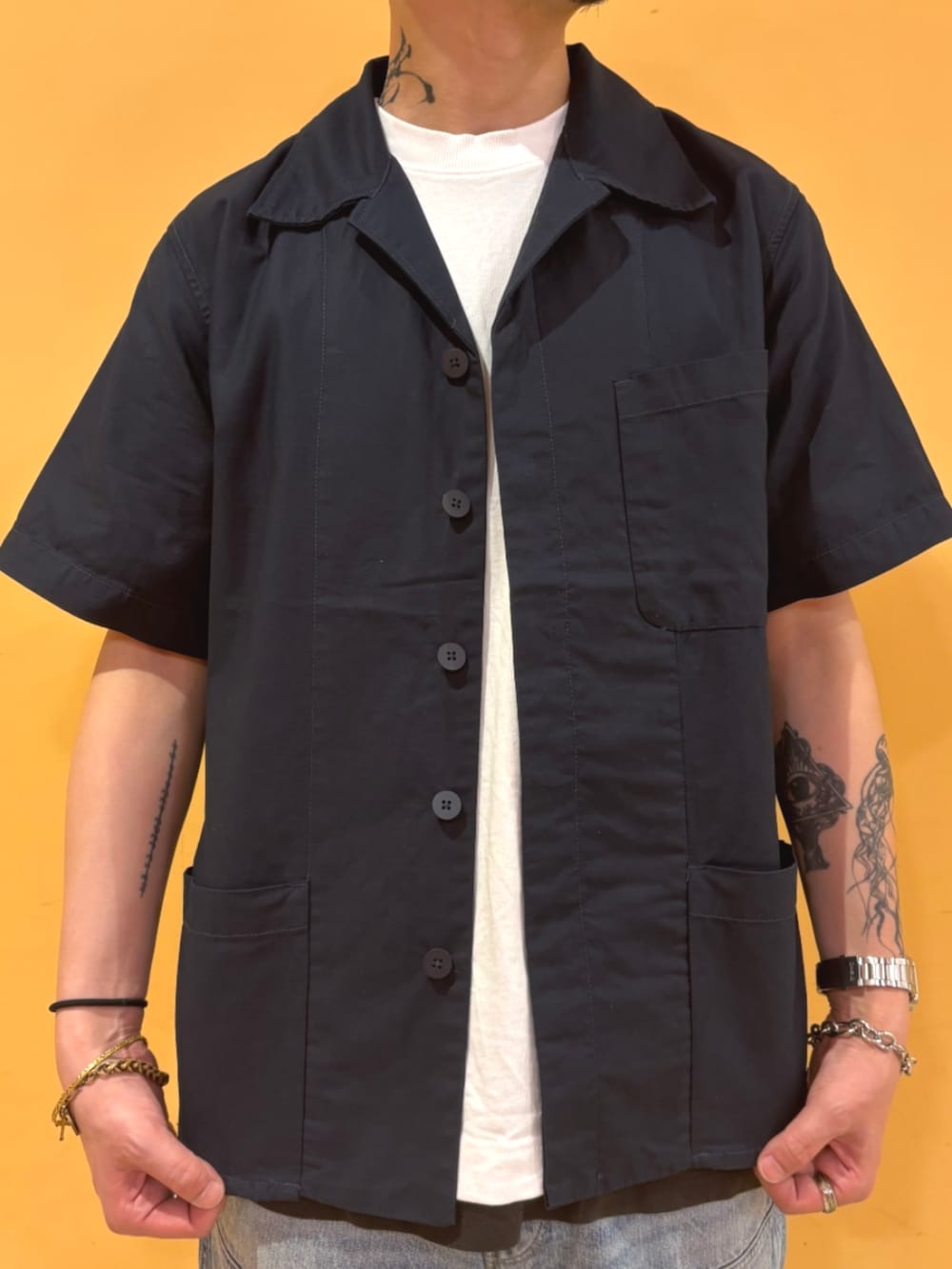 ホワイト系のTシャツ/カットソー、ブルー系のシャツ/ブラウス、ブルー系のデニムパンツを着用したメンズの夏コーディネートの2枚目の写真