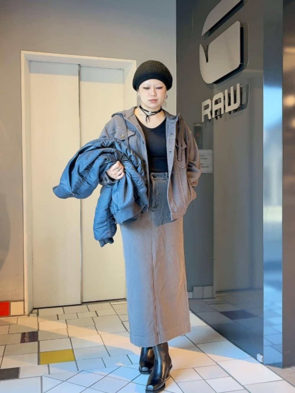 ブルー系のMA-1、グレー系のパーカーを着用したレディースの秋コーディネートの3枚目の写真