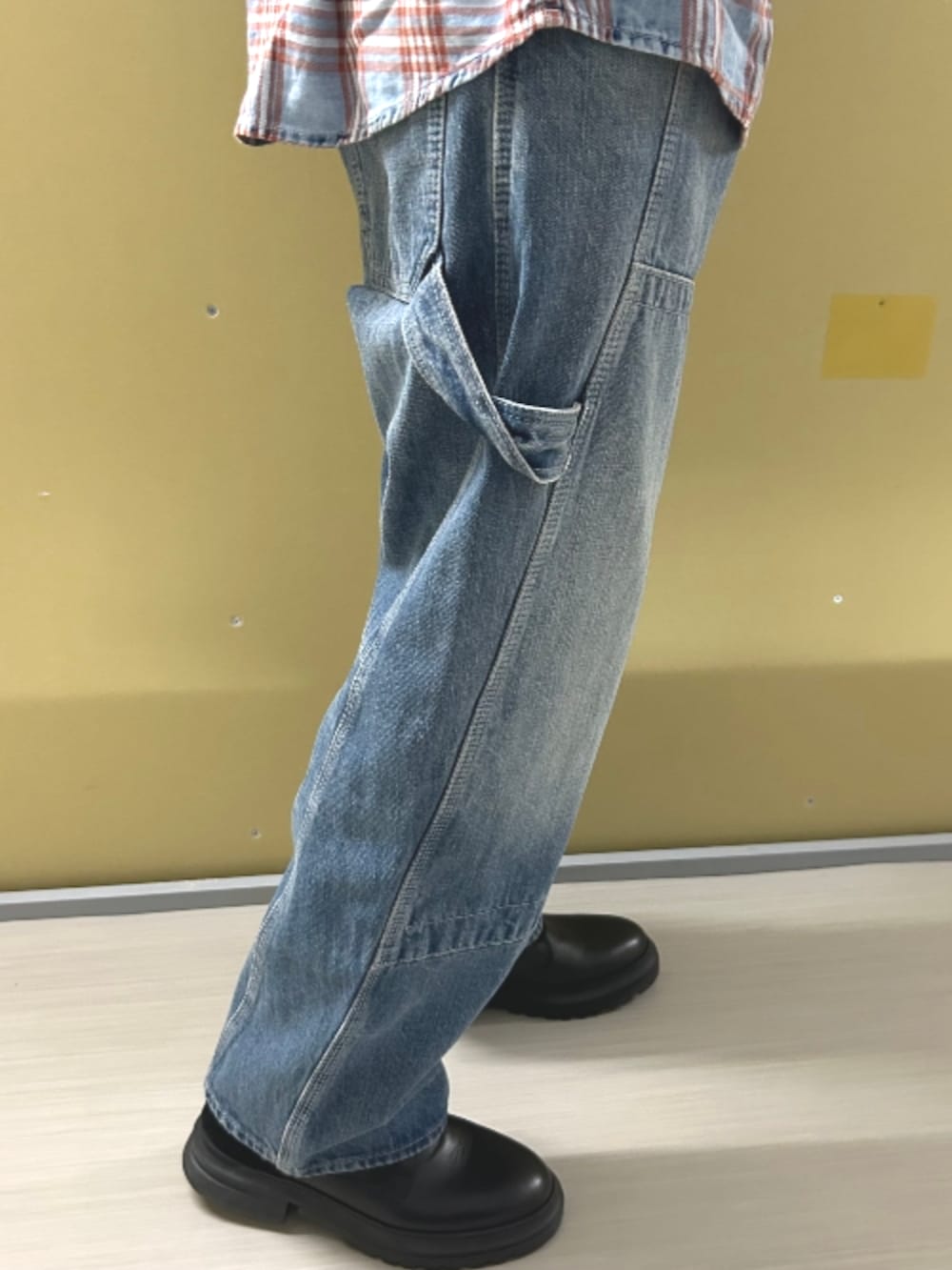 ブラック系のドレスシューズ、ブルー系のデニムジャケット、その他のシャツ/ブラウスを着用したメンズの春コーディネートの2枚目の写真