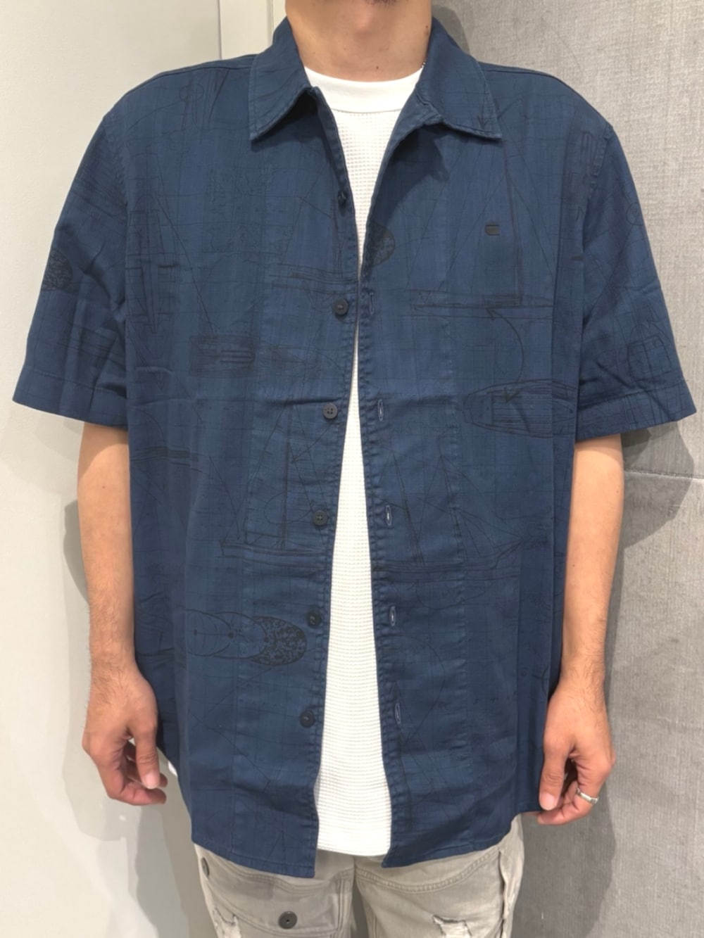 ブルー系のデニムパンツ、ホワイト系のTシャツ/カットソー、ブルー系のシャツ/ブラウスを着用したメンズの夏コーディネートの2枚目の写真