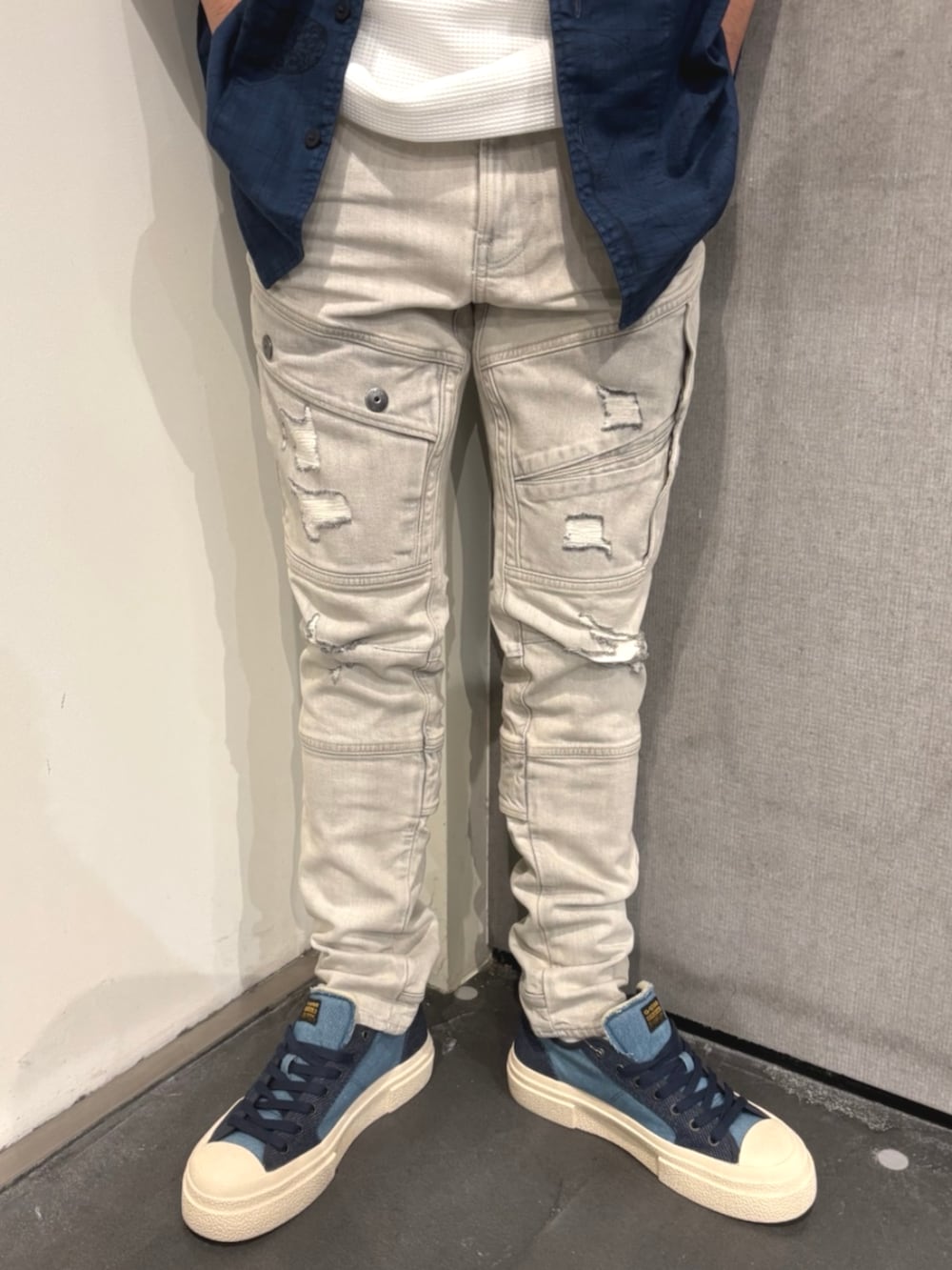 ブルー系のデニムパンツ、ホワイト系のTシャツ/カットソー、ブルー系のシャツ/ブラウスを着用したメンズの夏コーディネートの3枚目の写真
