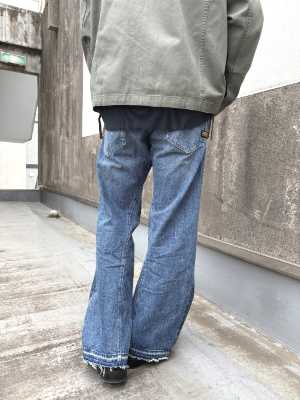 グリーン系のシャツ/ブラウス、ブルー系のTシャツ/カットソー、ブルー系のデニムパンツを着用したメンズの春コーディネートの2枚目の写真