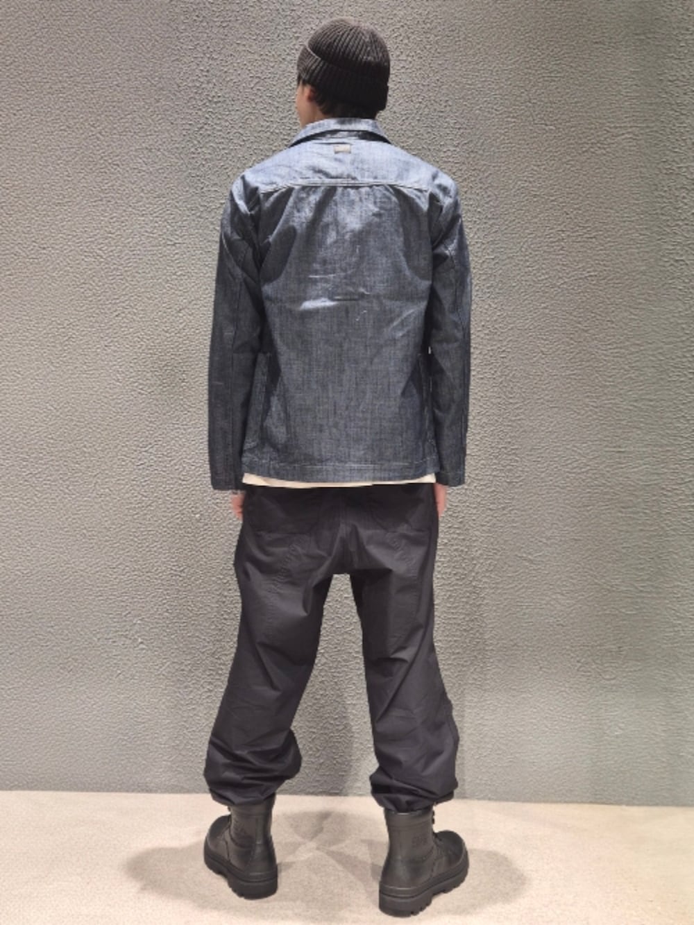 ブラック系のカーゴパンツ、ホワイト系のTシャツ/カットソー、ブルー系のデニムジャケットを着用したメンズの春コーディネートの2枚目の写真