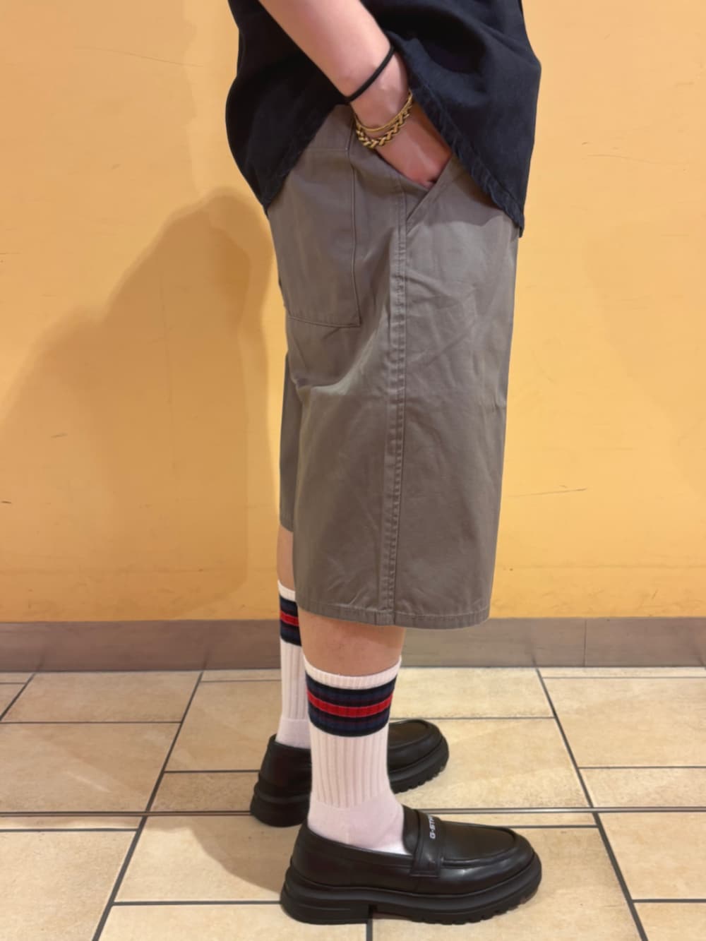 ブラック系のローファー、ブルー系のシャツ/ブラウス、グレー系のその他パンツを着用したメンズの夏コーディネートの2枚目の写真