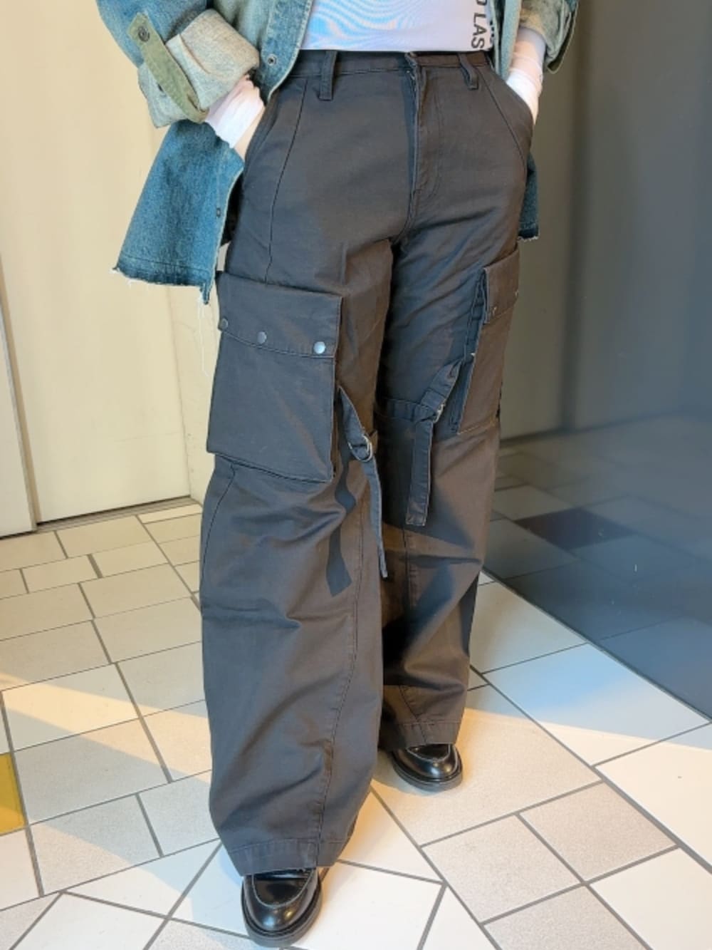 ブルー系のシャツ/ブラウス、ホワイト系のTシャツ/カットソー、ブラック系のカーゴパンツを着用したレディースの冬コーディネートの2枚目の写真