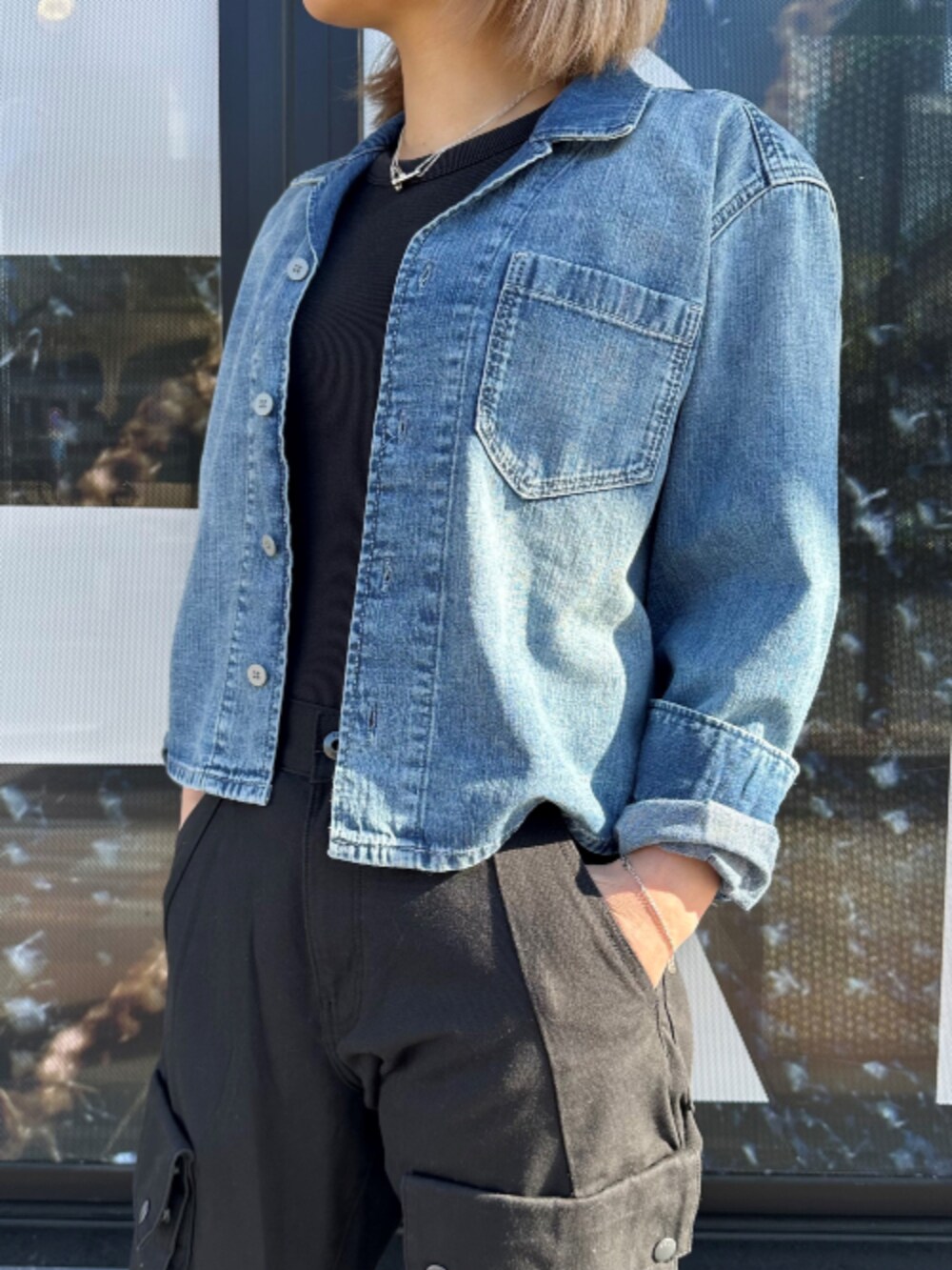 ブラック系のカーゴパンツ、ブルー系のシャツ/ブラウスを着用したレディースの春コーディネートの2枚目の写真