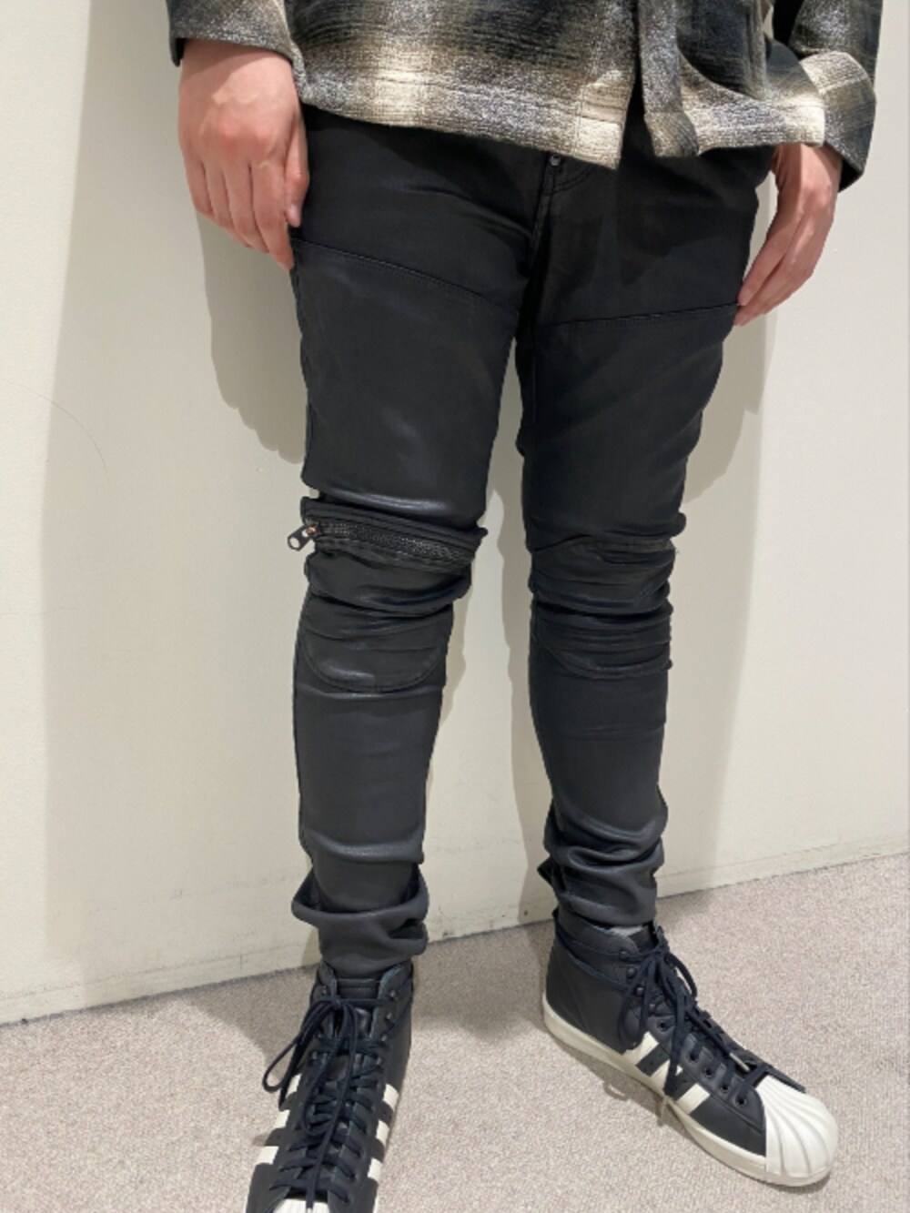 その他のシャツ/ブラウス、ブラック系のデニムパンツを着用したメンズの秋コーディネートの2枚目の写真