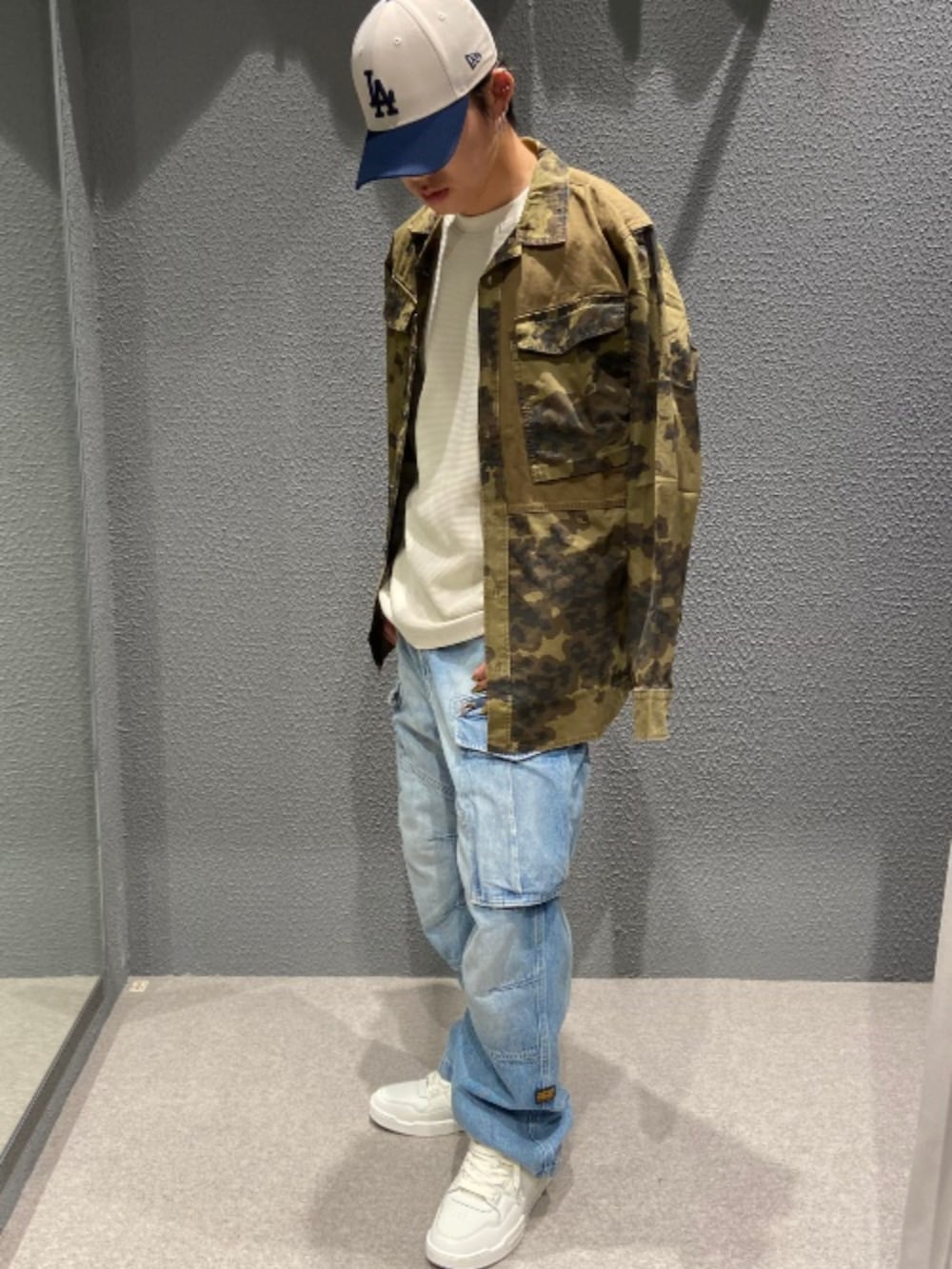 その他のシャツ/ブラウス、ホワイト系のTシャツ/カットソー、ブルー系のデニムパンツを着用したメンズの秋コーディネートの2枚目の写真