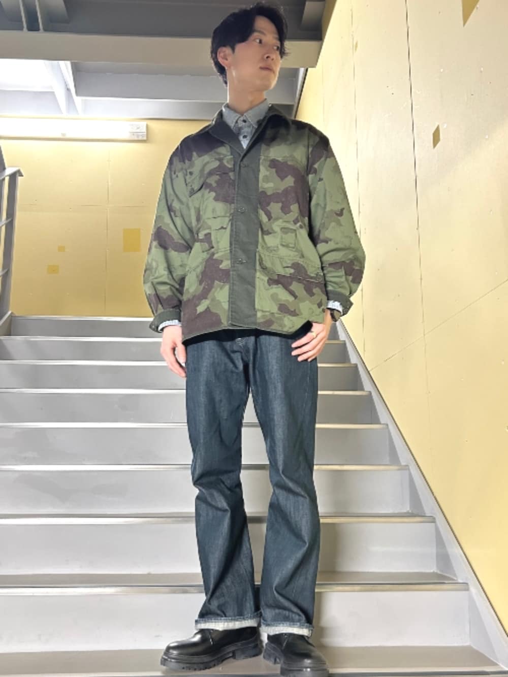 グリーン系のシャツ/ブラウス、ブルー系のシャツ/ブラウス、ブルー系のデニムパンツを着用したメンズの春コーディネートの2枚目の写真