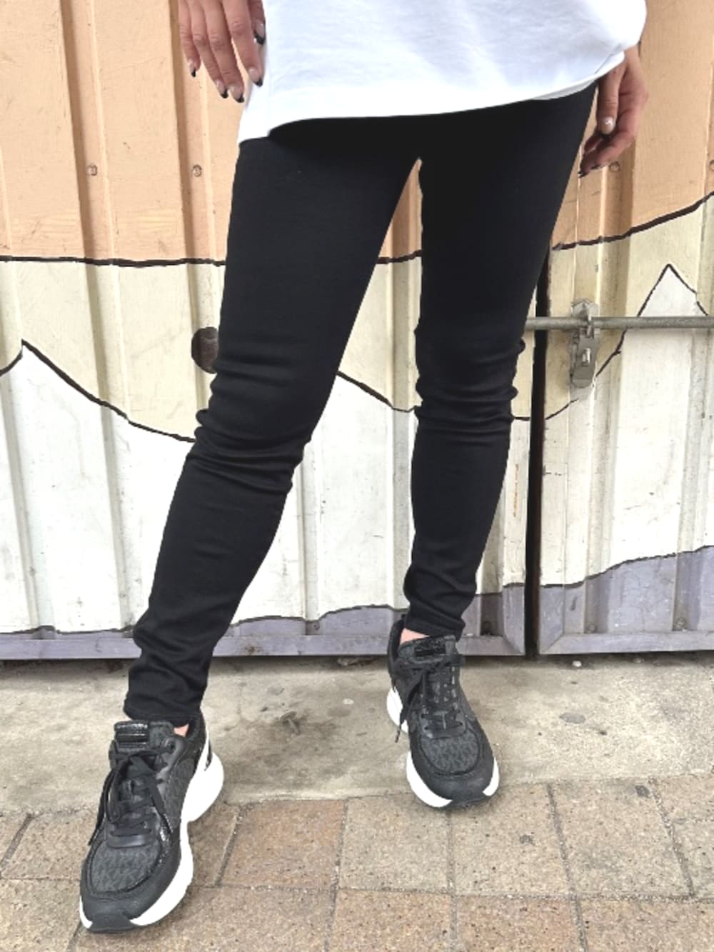 ホワイト系のTシャツ/カットソー、ブラック系のデニムパンツを着用したレディースの夏コーディネートの2枚目の写真