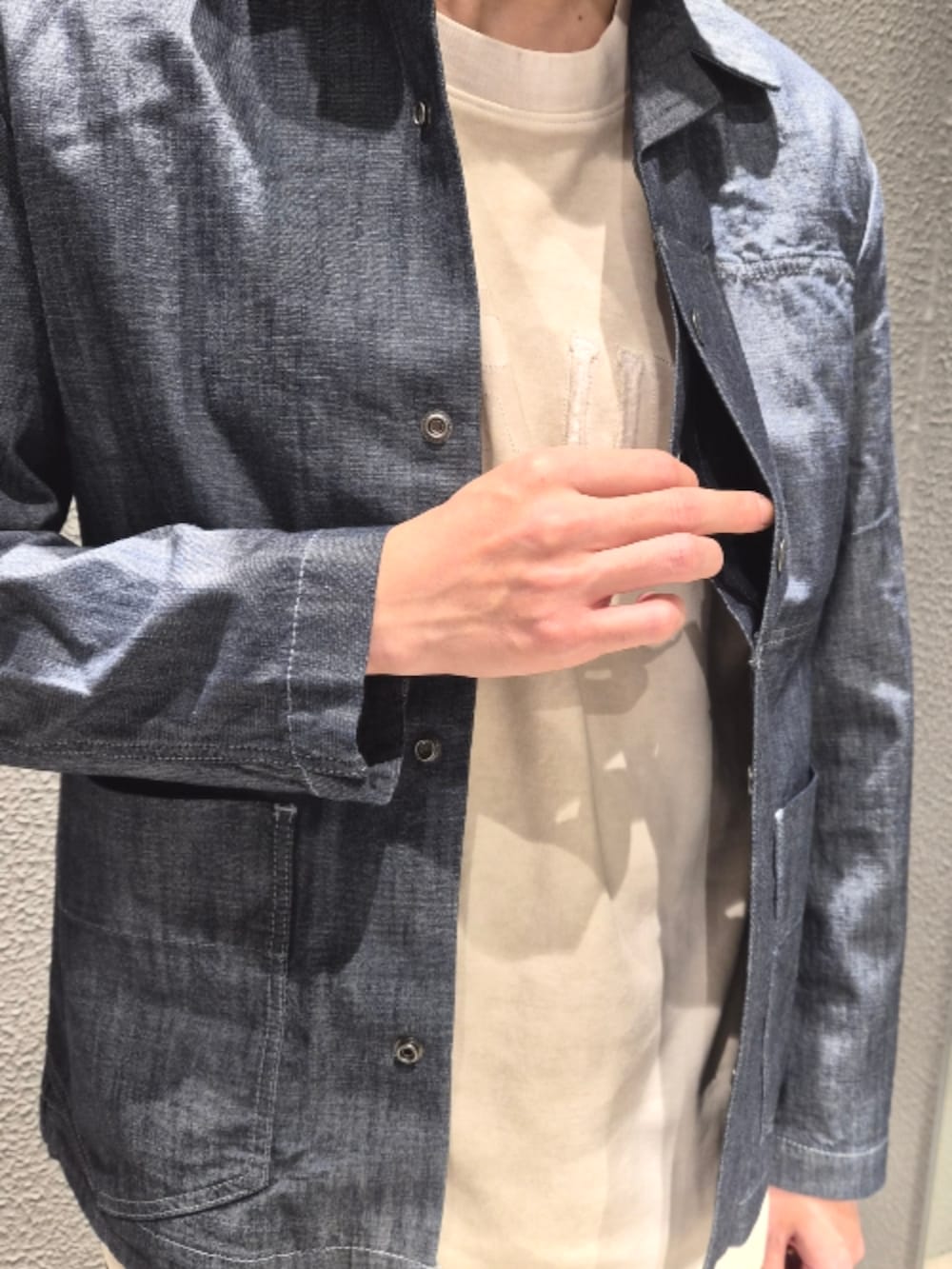 ブラック系のカーゴパンツ、ホワイト系のTシャツ/カットソー、ブルー系のデニムジャケットを着用したメンズの春コーディネートの3枚目の写真