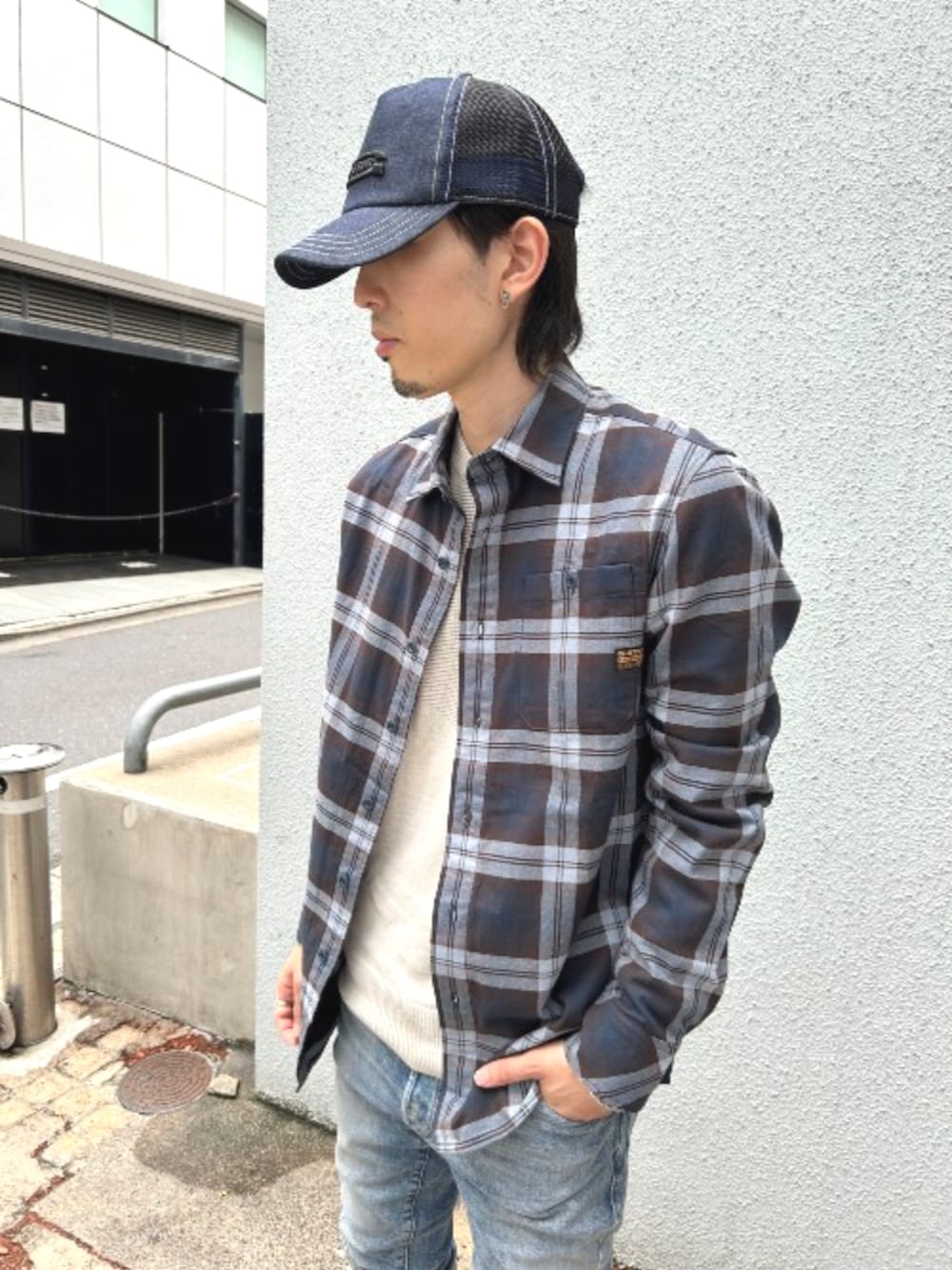 その他のシャツ/ブラウス、ブルー系のデニムパンツを着用したメンズの夏コーディネートの2枚目の写真