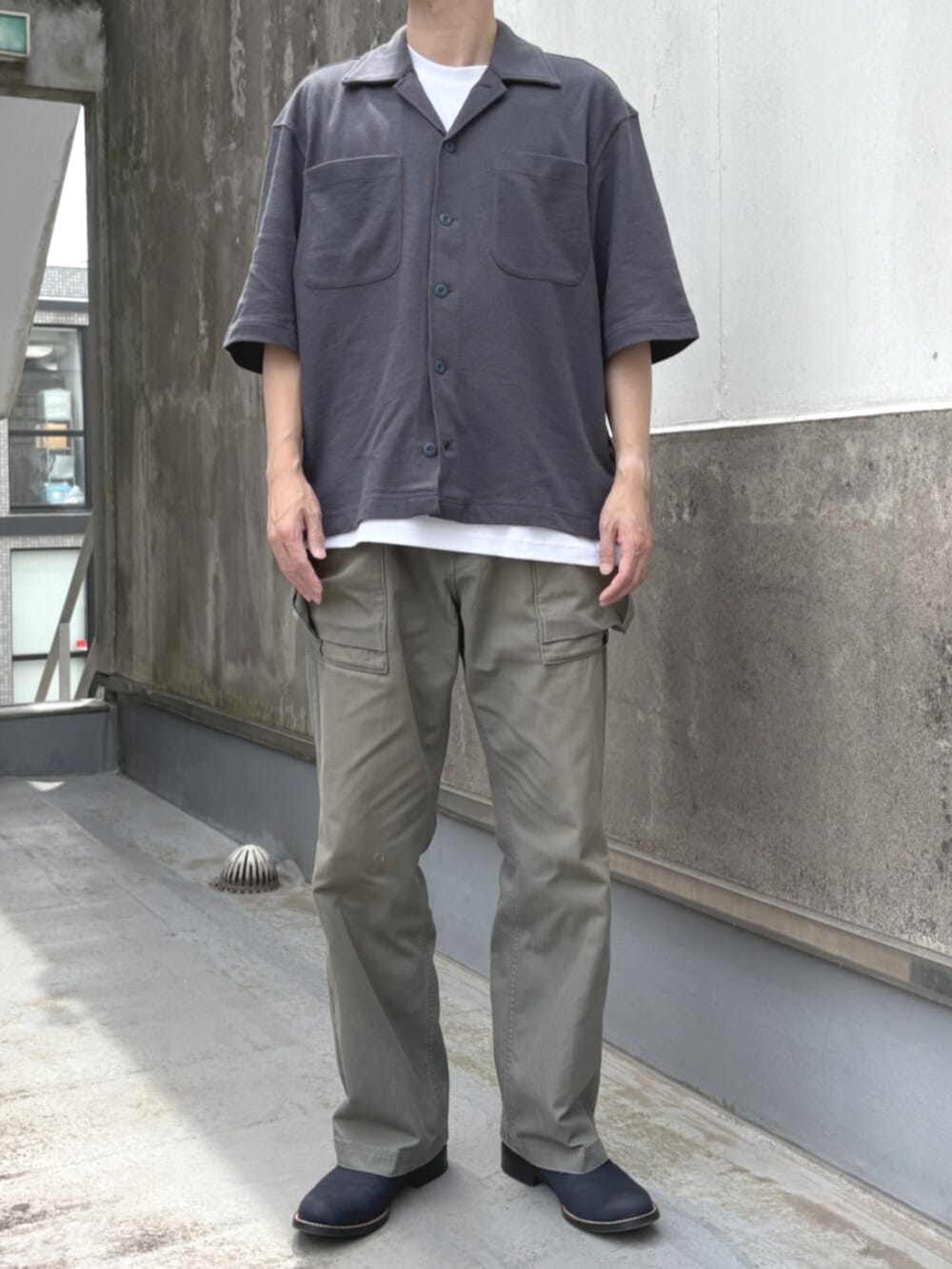 グレー系のシャツ/ブラウス、ホワイト系のTシャツ/カットソー、グリーン系のチノパンツを着用したメンズの夏コーディネートの2枚目の写真