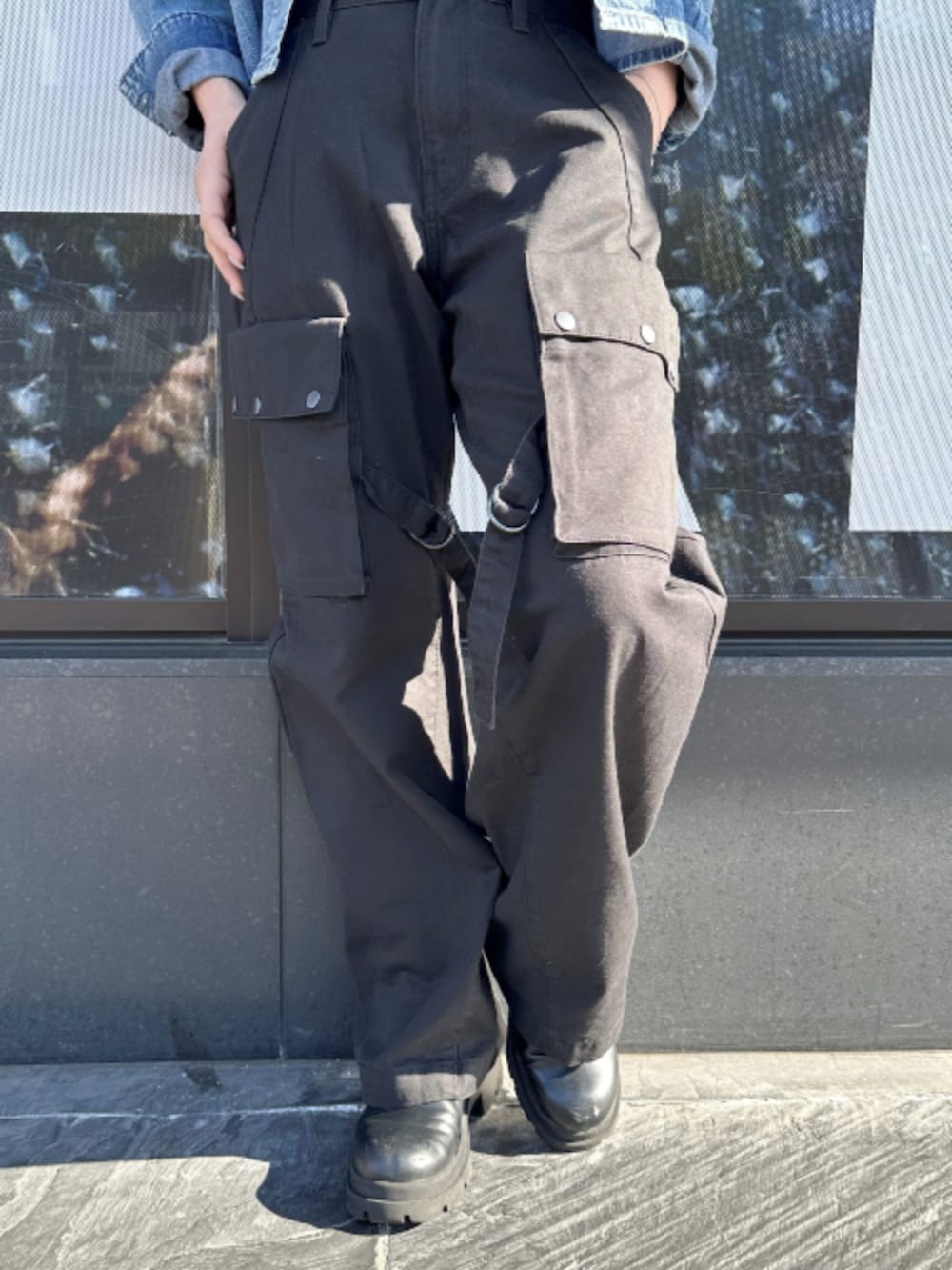 ブラック系のカーゴパンツ、ブルー系のシャツ/ブラウスを着用したレディースの春コーディネートの3枚目の写真