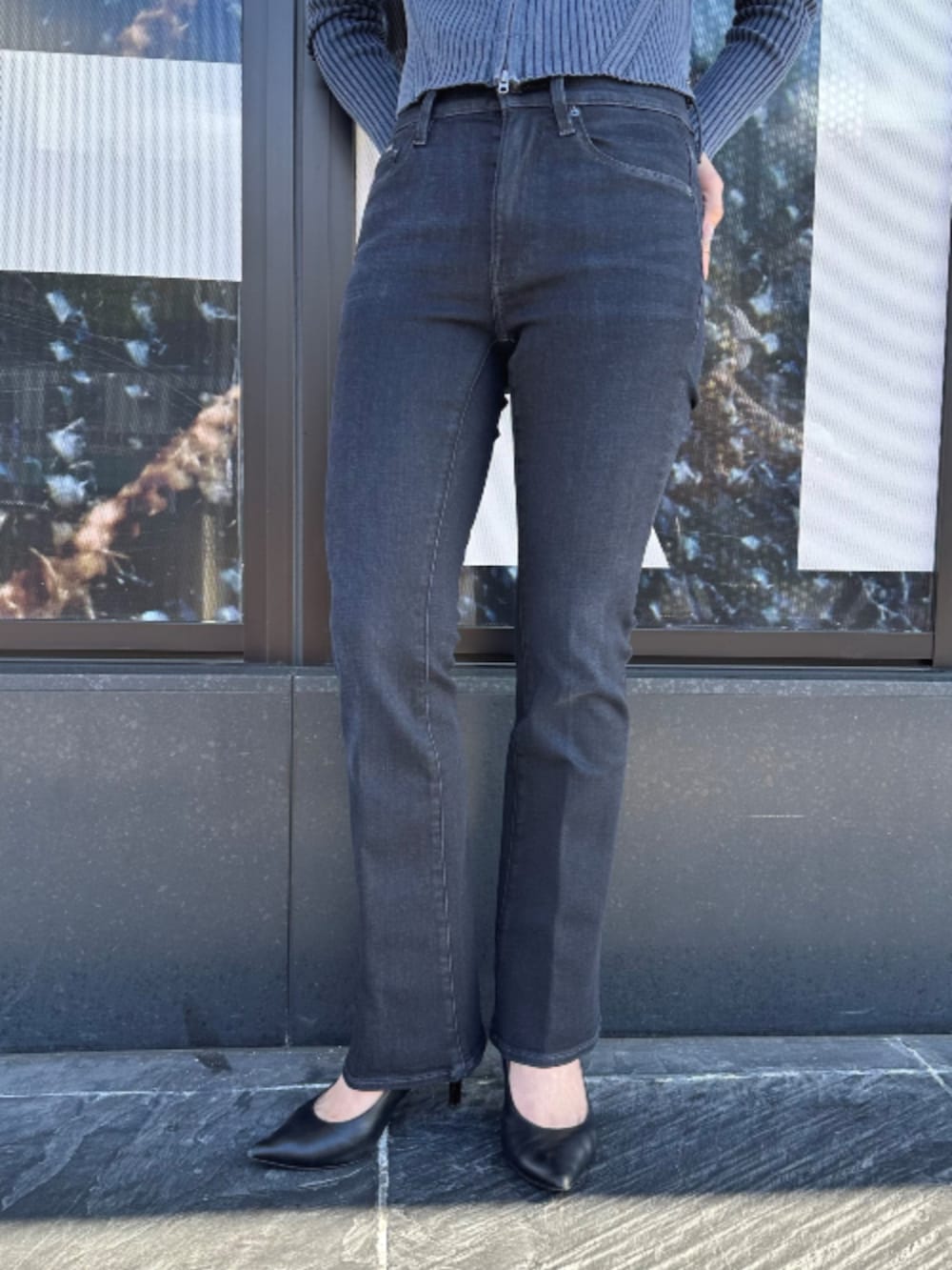 ブラック系のデニムパンツ、ブルー系のニット/セーターを着用したレディースの春コーディネートの3枚目の写真