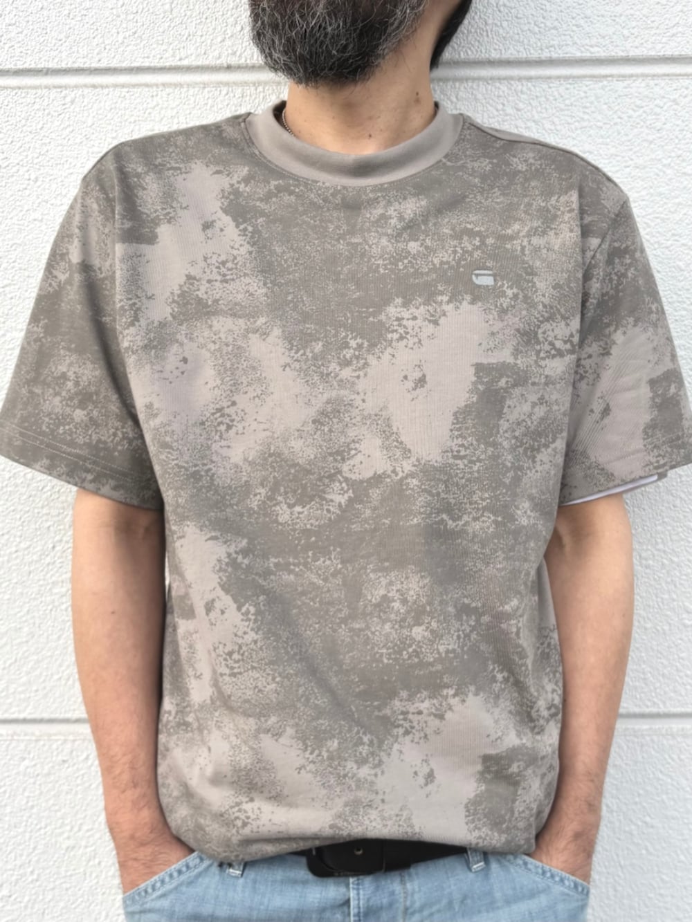 ブルー系のその他パンツ、グレー系のTシャツ/カットソー、ブラック系のドレスシューズを着用したメンズの夏コーディネートの3枚目の写真