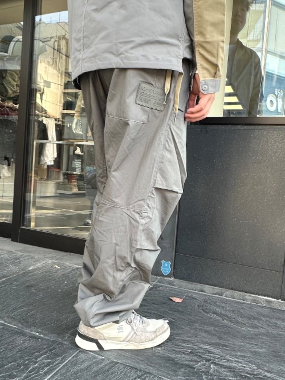 グレー系のシャツ/ブラウス、ホワイト系のTシャツ/カットソー、グレー系のカーゴパンツを着用したメンズの春コーディネートの3枚目の写真