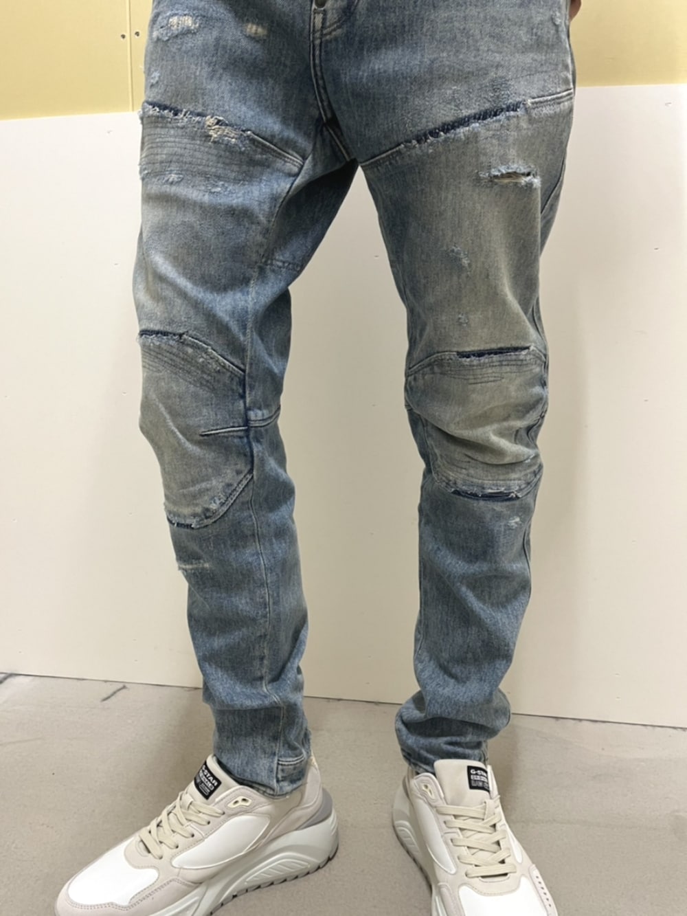 グレー系のシャツ/ブラウス、ホワイト系のポロシャツ、ブルー系のデニムパンツを着用したメンズの夏コーディネートの3枚目の写真