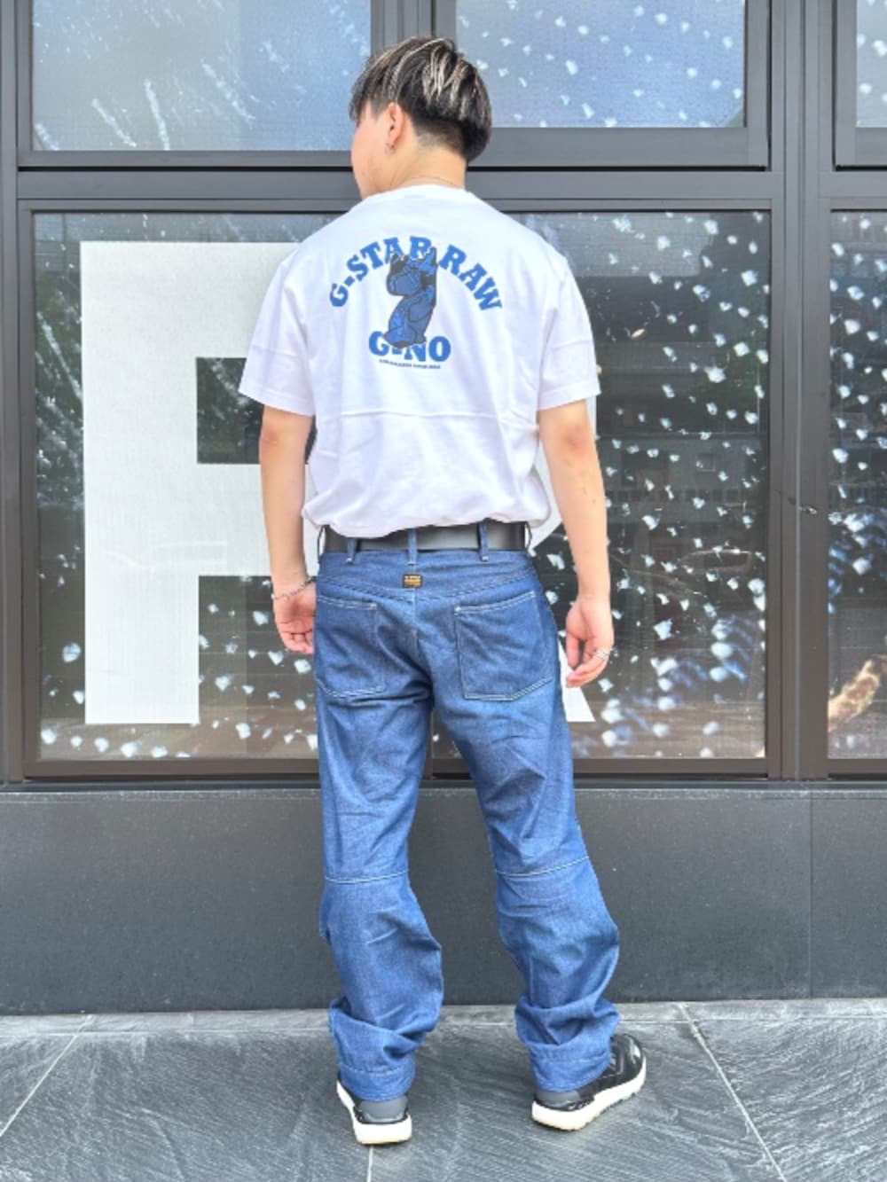 ホワイト系のTシャツ/カットソー、ブルー系のデニムパンツを着用したメンズの夏コーディネートの2枚目の写真