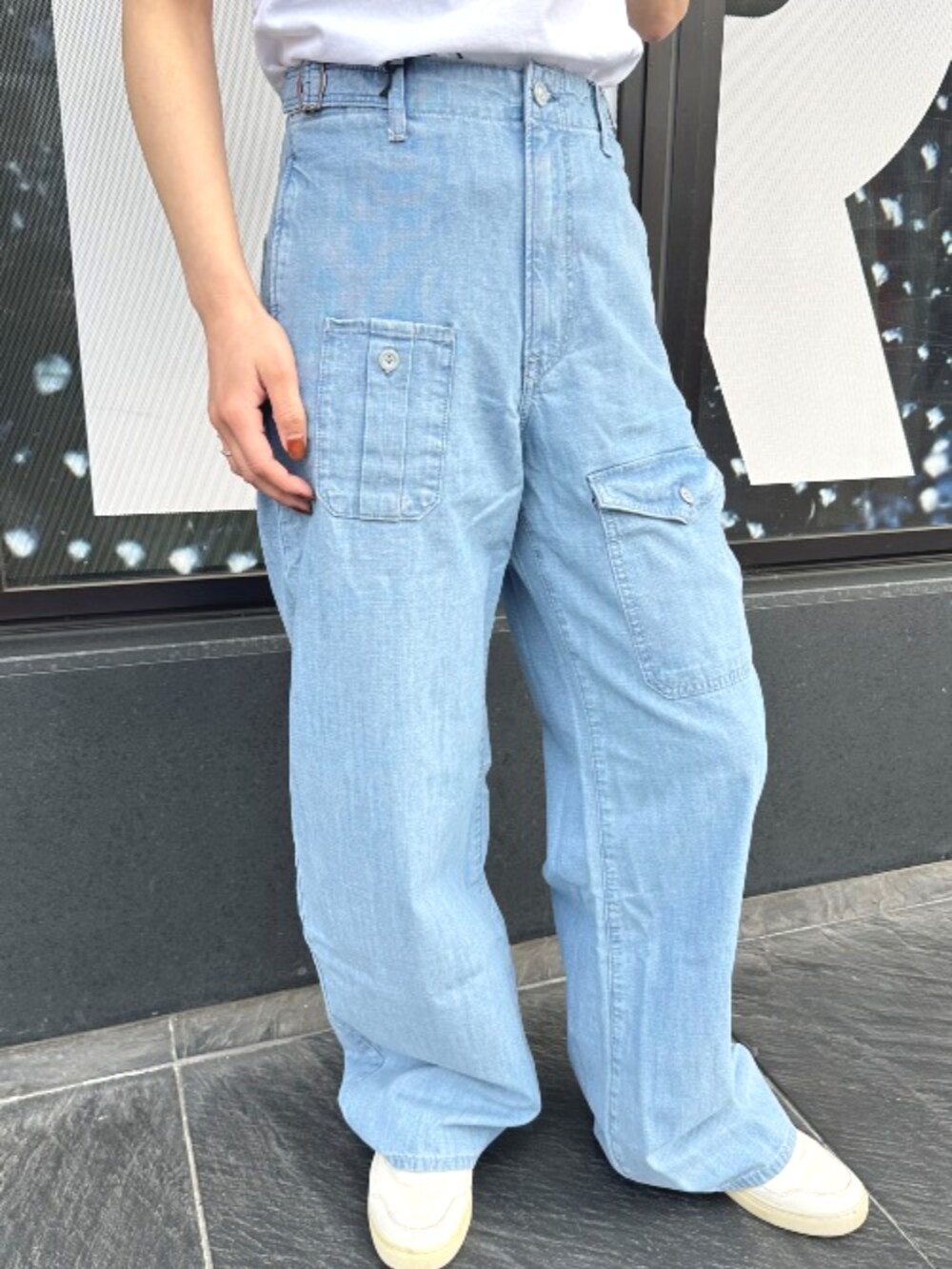 ホワイト系のTシャツ/カットソー、ブルー系のデニムパンツ、ブラウン系のベルトを着用したレディースの春コーディネートの3枚目の写真