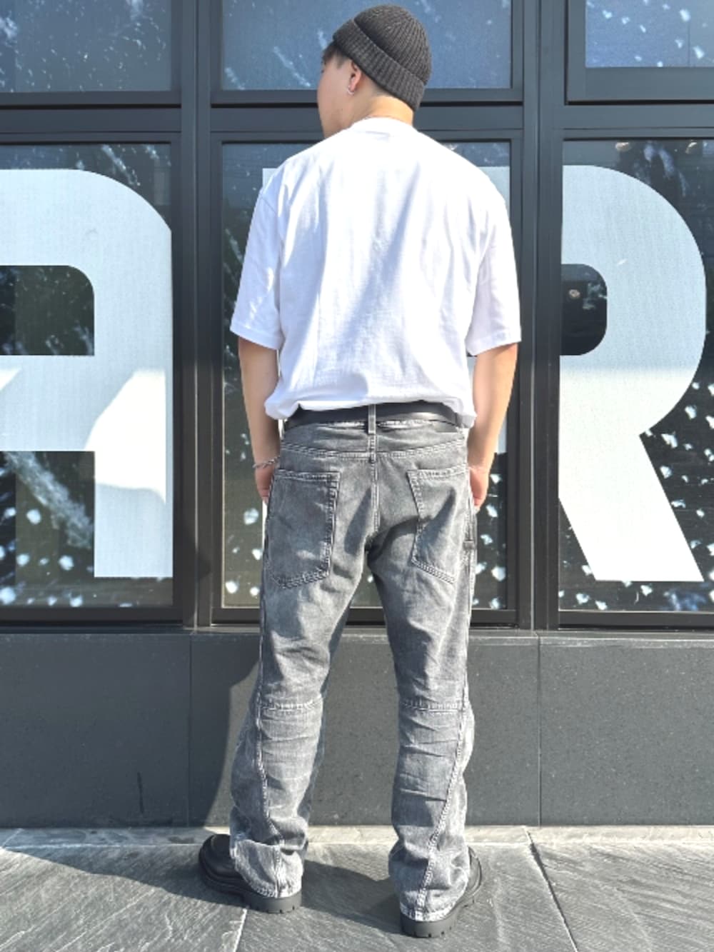 ブラック系のデニムパンツを着用したメンズの秋コーディネートの2枚目の写真