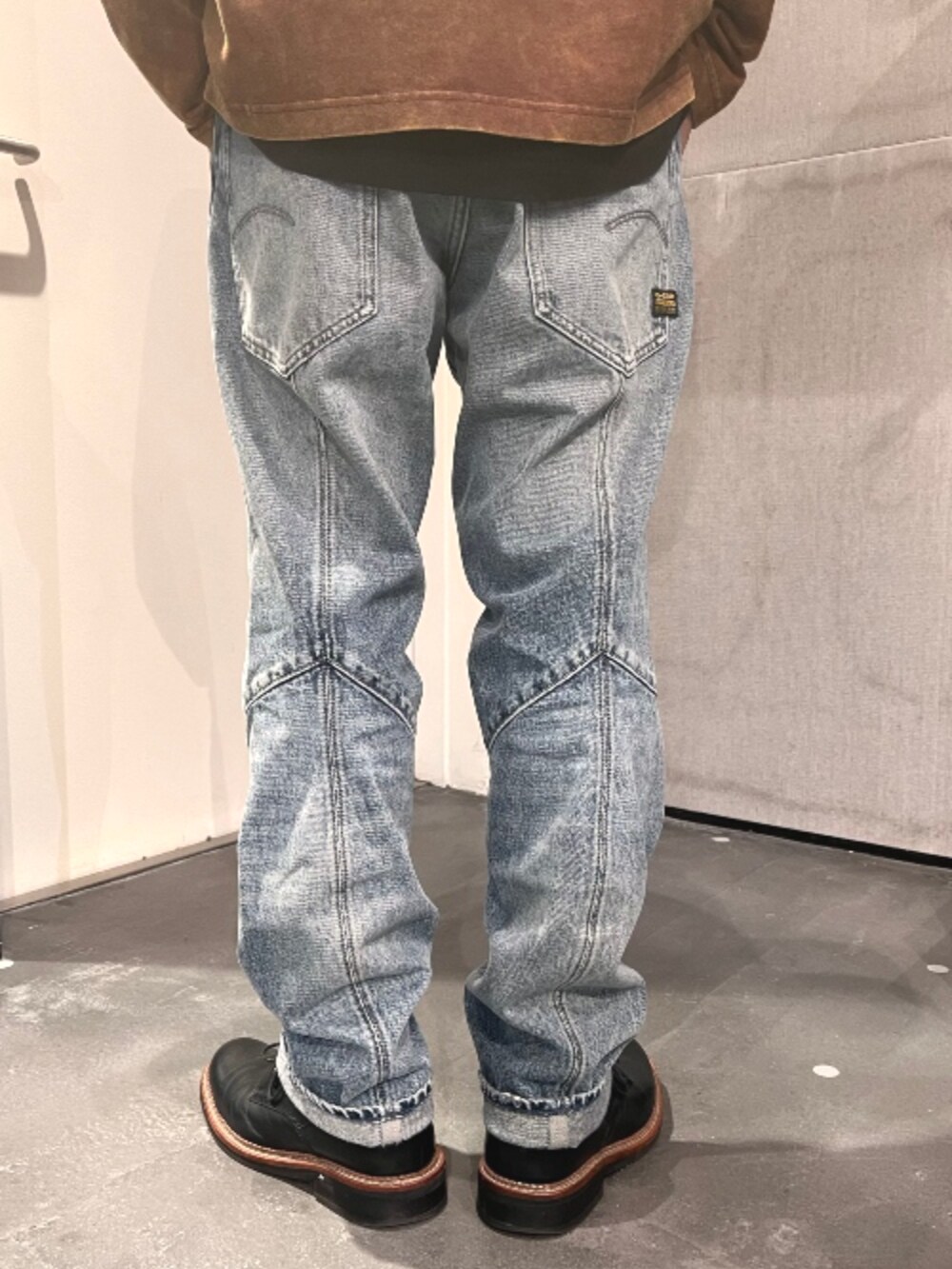 ブラウン系のTシャツ/カットソー、ブルー系のデニムパンツを着用したメンズの夏コーディネートの4枚目の写真