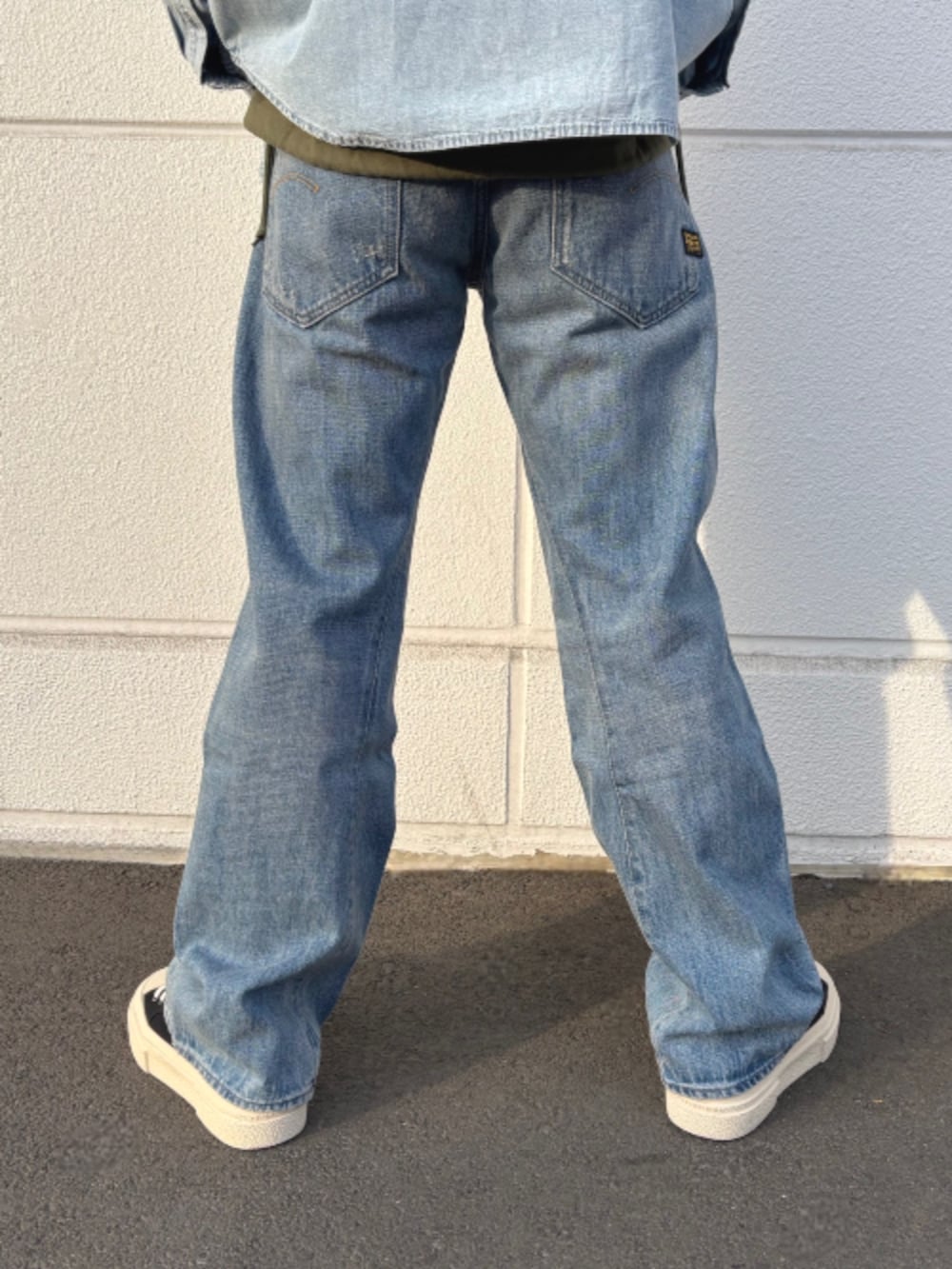 ブルー系のシャツ/ブラウス、グリーン系のTシャツ/カットソー、ブルー系のデニムパンツを着用したメンズの春コーディネートの2枚目の写真