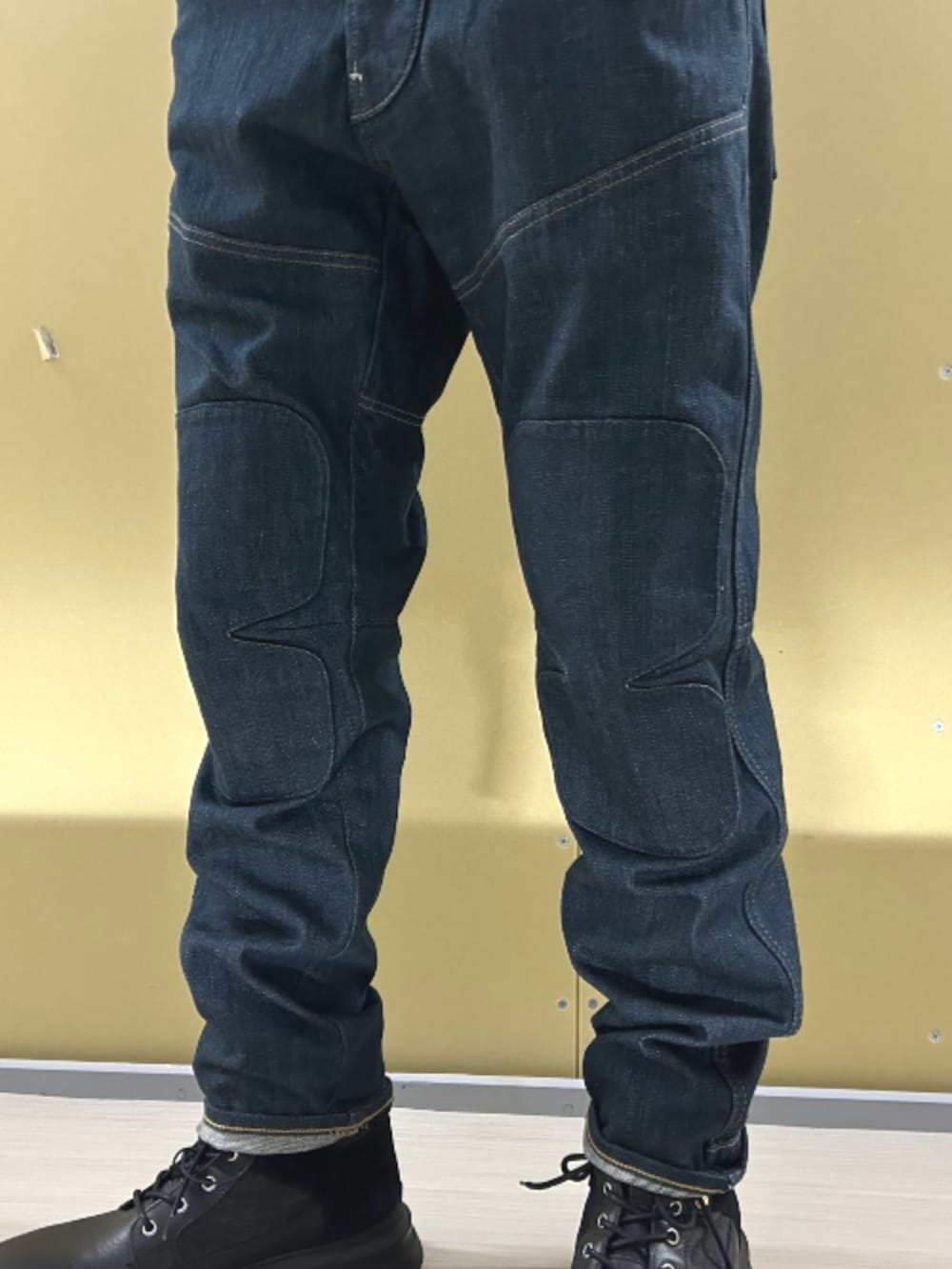 ブルー系のニット/セーター、ブルー系のデニムジャケット、ブルー系のデニムパンツを着用したメンズの春コーディネートの2枚目の写真