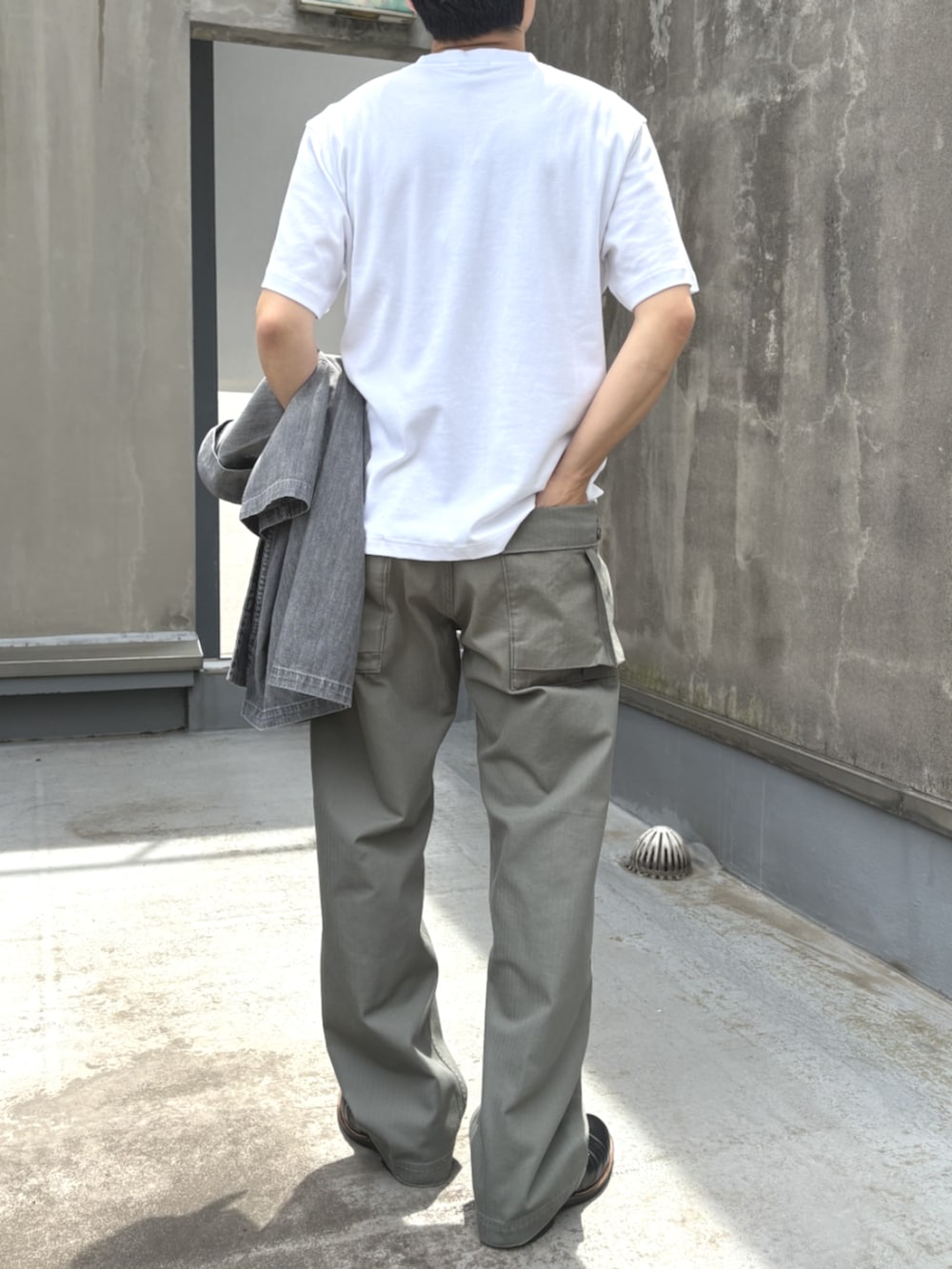 ホワイト系のTシャツ/カットソー、グリーン系のチノパンツを着用したメンズの夏コーディネートの2枚目の写真