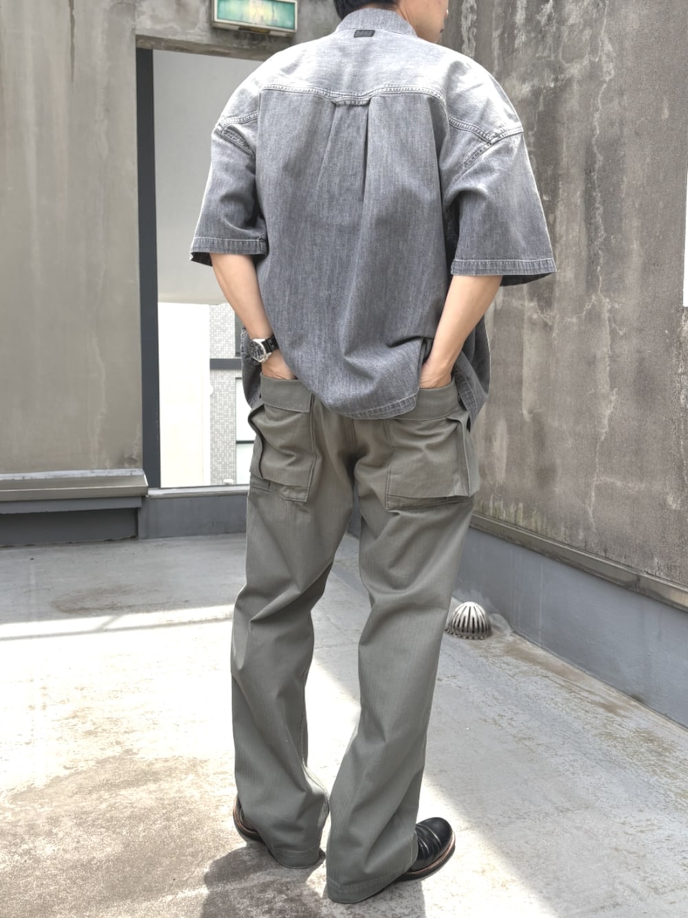 グレー系のシャツ/ブラウス、ホワイト系のTシャツ/カットソー、グリーン系のチノパンツを着用したメンズの夏コーディネートの4枚目の写真