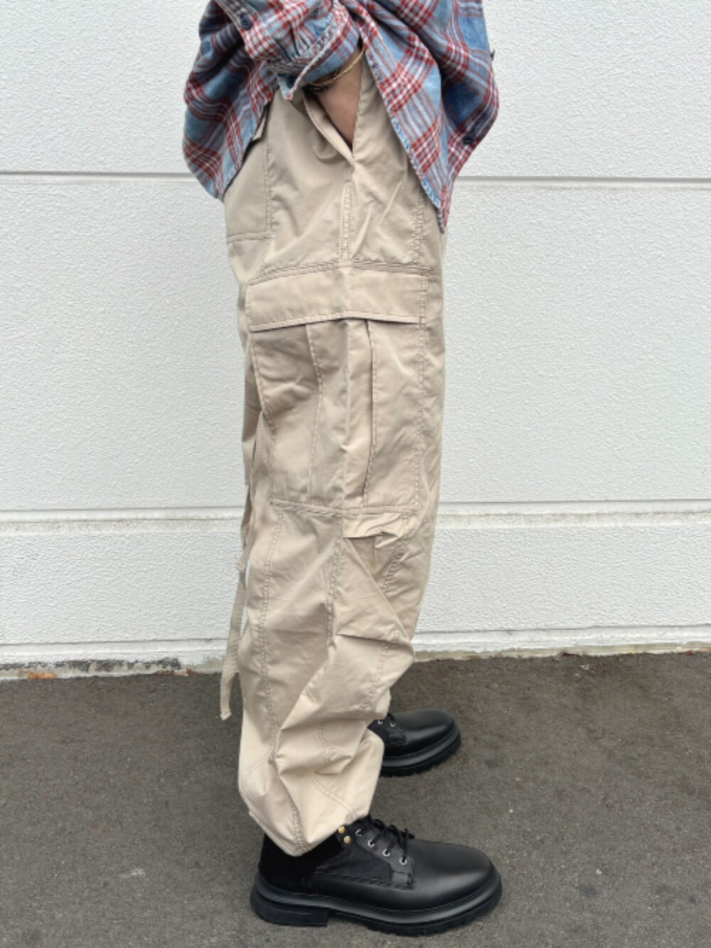 その他のシャツ/ブラウス、ベージュ系のカーゴパンツを着用したメンズの春コーディネートの3枚目の写真