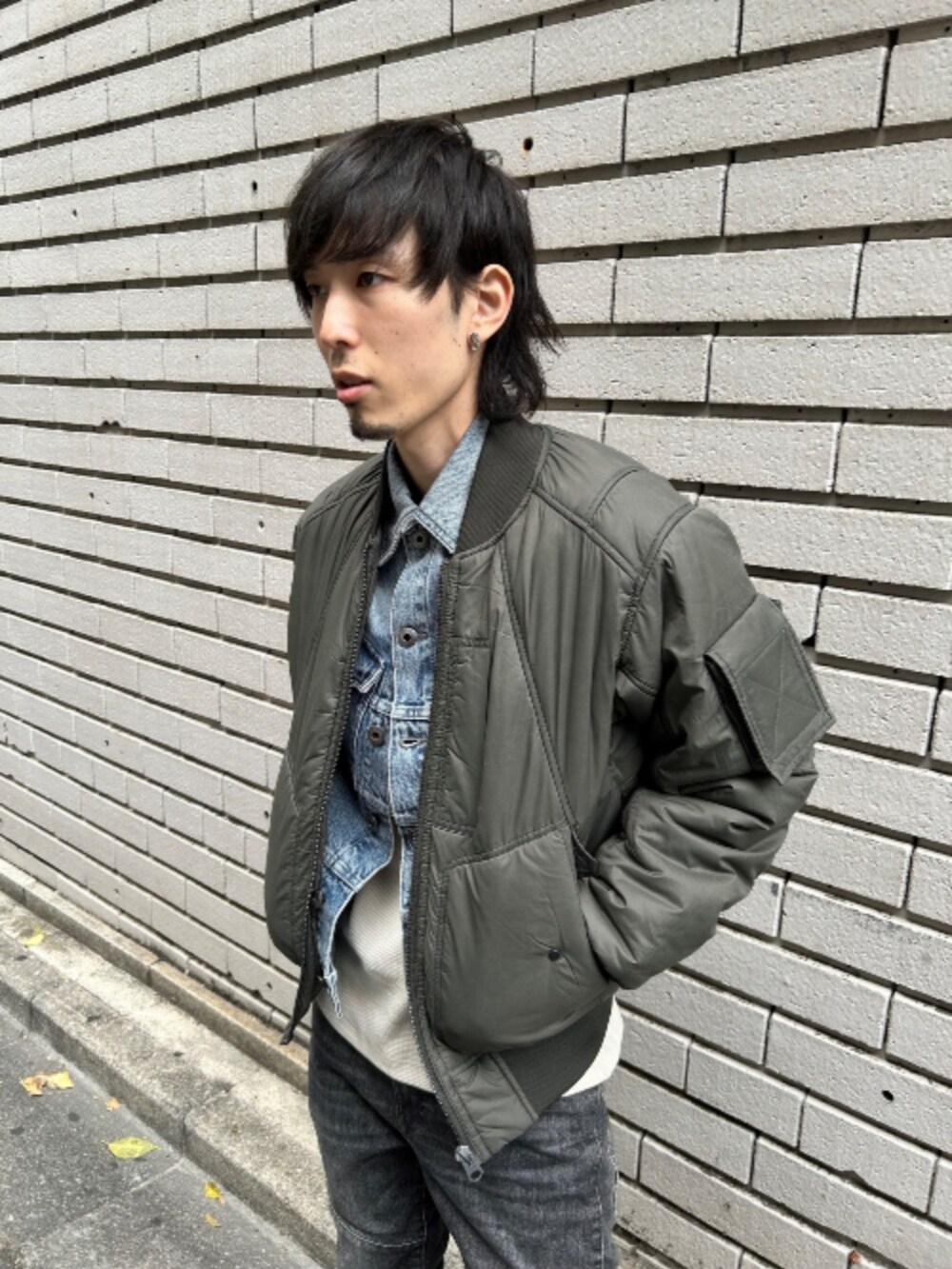 ブルー系のデニムジャケット、グリーン系のMA-1、ホワイト系のTシャツ/カットソーを着用したメンズの秋コーディネートの2枚目の写真