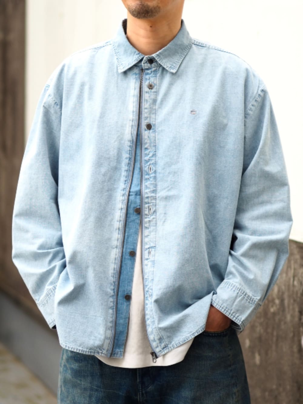 ブルー系のシャツ/ブラウス、ブルー系のデニムパンツを着用したメンズの春コーディネートの2枚目の写真